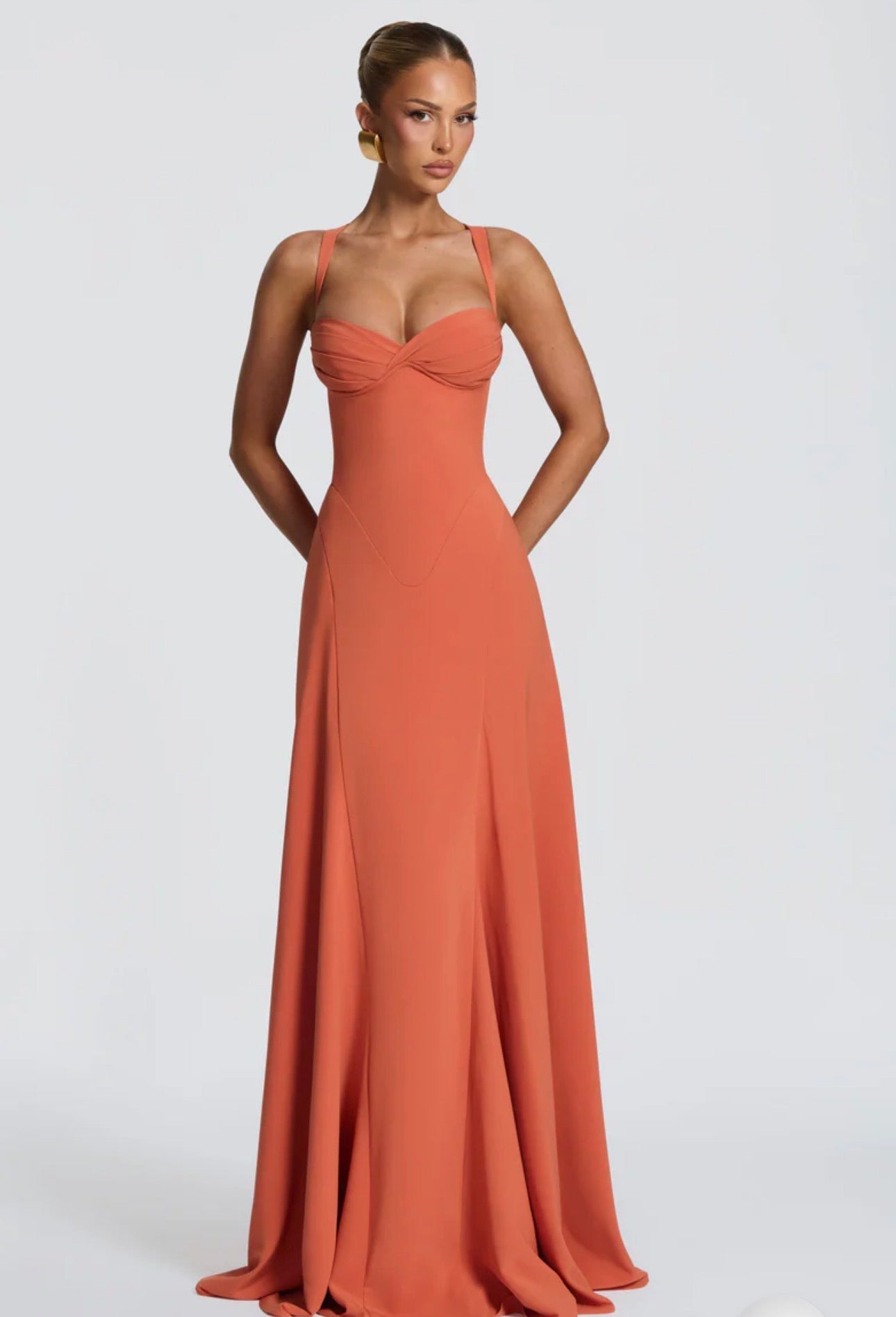 Abito Lungo Aura Corset Elegante ed esclusivo, l'abito lungo Aura ridefinisce la silhouette femminile con un corsetto delicato e spalline incrociate sul retro.