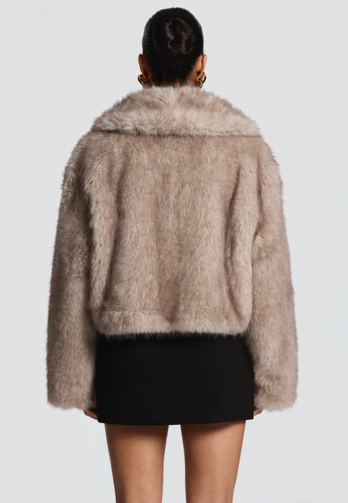 Giacca Crop in Ecopelliccia con Reverse Ampio in promozione.Morbidezza avvolgente e stile audace: il capospalla crop che trasforma ogni look serale in una dichiarazione di moda.
