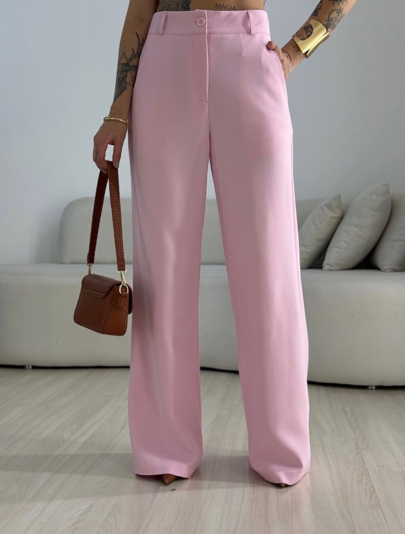 Coordinato Debora Raffinatezza contemporanea e femminilità si incontrano in questo completo coordinato perfetto per cerimonie, eventi speciali o per un look da giorno super chic.