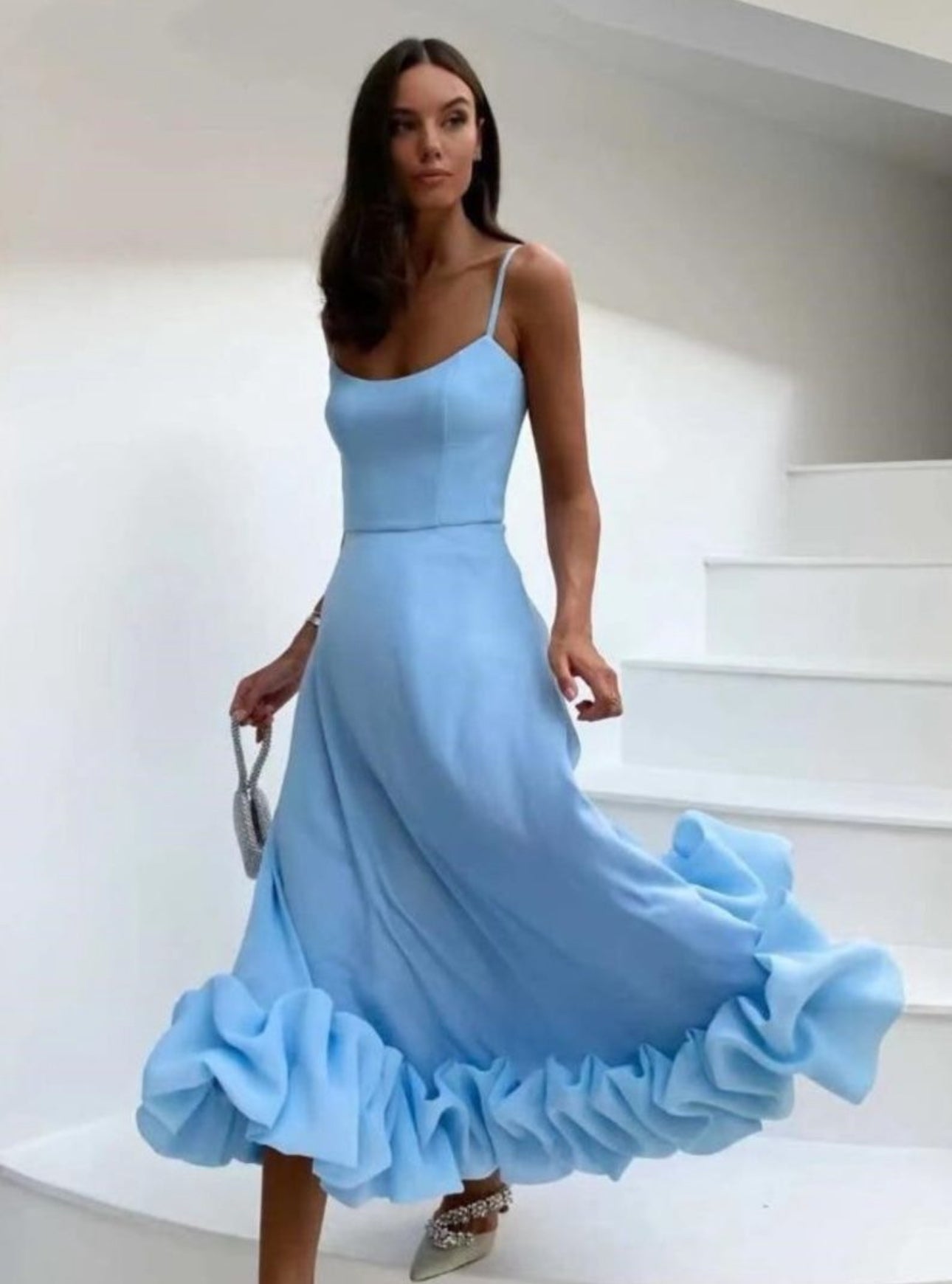 Abito Federica Caratterizzato da un corpetto lineare e aderente con spalline sottili, l'abito valorizza la silhouette prima di aprirsi in una spettacolare gonna midi e l'orlo: una cascata di balze fitte, nuvolose
