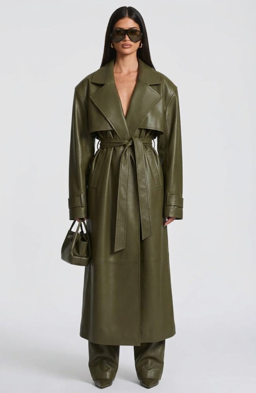 Trench Coat Maxi in Eco pelle Caratterizzato da un'ampia mantellina (gun flap), spalline strutturate, revers generosi e una cintura coordinata da annodare in vita, regala una silhouette definita e d'impatto.