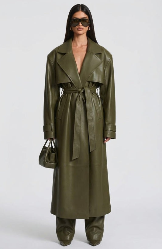 Trench Coat Maxi in Pelle Caratterizzato da un'ampia mantellina (gun flap), spalline strutturate, revers generosi e una cintura coordinata da annodare in vita, regala una silhouette definita e d'impatto.