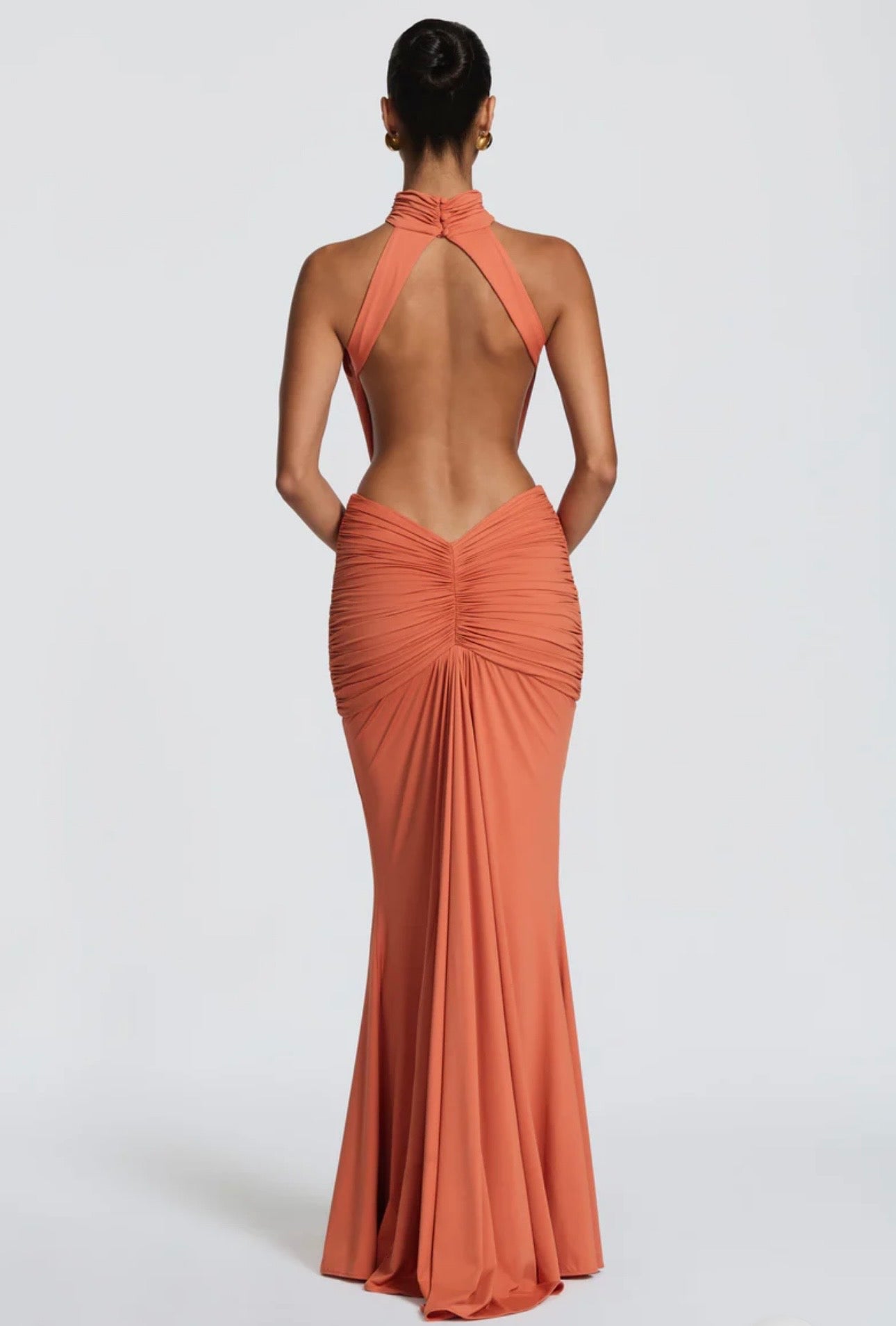 Abito Serena Caratterizzato da una silhouette a sirena che valorizza le forme, questo modello unisce un sofisticato collo alto a un audace gioco di drappeggi e intagli cut-out sui fianchi.
