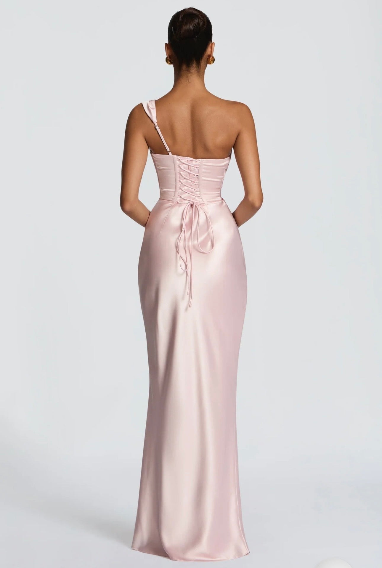 Abito Marcella monospalla in raso lucido con drappeggio sul décolleté e vita strutturata. Silhouette aderente che valorizza la figura.
Perfetto per occasioni formali ed
eventi serali.
