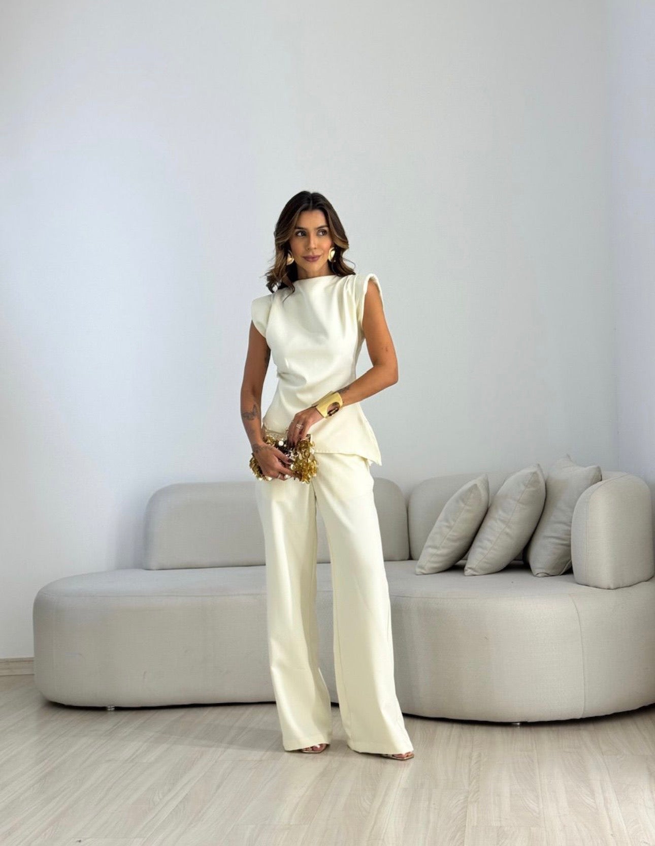 Coordinato Debora Raffinatezza contemporanea e femminilità si incontrano in questo completo coordinato perfetto per cerimonie, eventi speciali o per un look da giorno super chic.