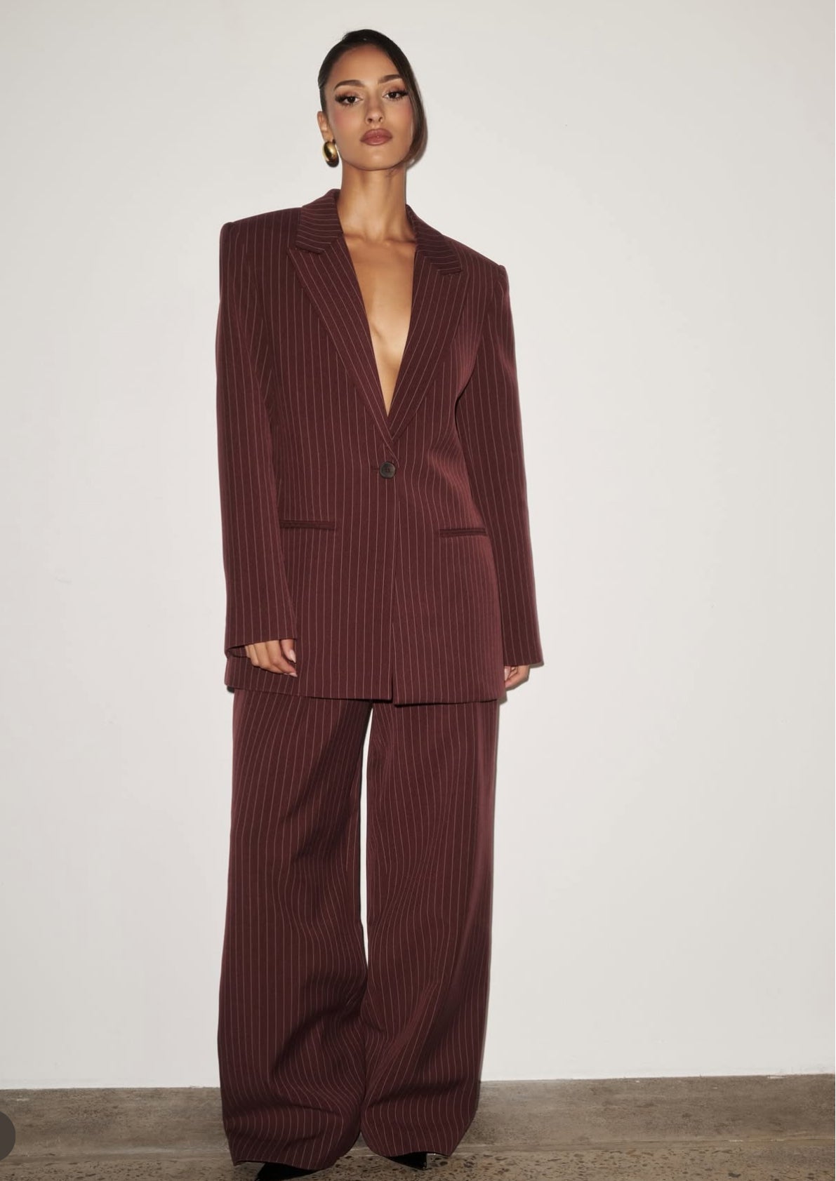 Tailleur ELEONORA in promo Completo elegante composto da giacca oversize, pantaloni a palazzo e top coordinato. Un look moderno e sofisticato, perfetto per eventi, serate chic o outfit di tendenza.