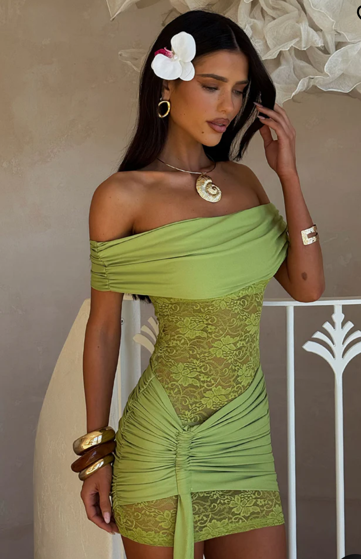 Mini Dress Katia Questo splendido minidress unisce un'anima romantica a un design audace e ultra-femminile. Caratterizzato da un corpetto e una gonna in raffinato pizzo floreale trasparente