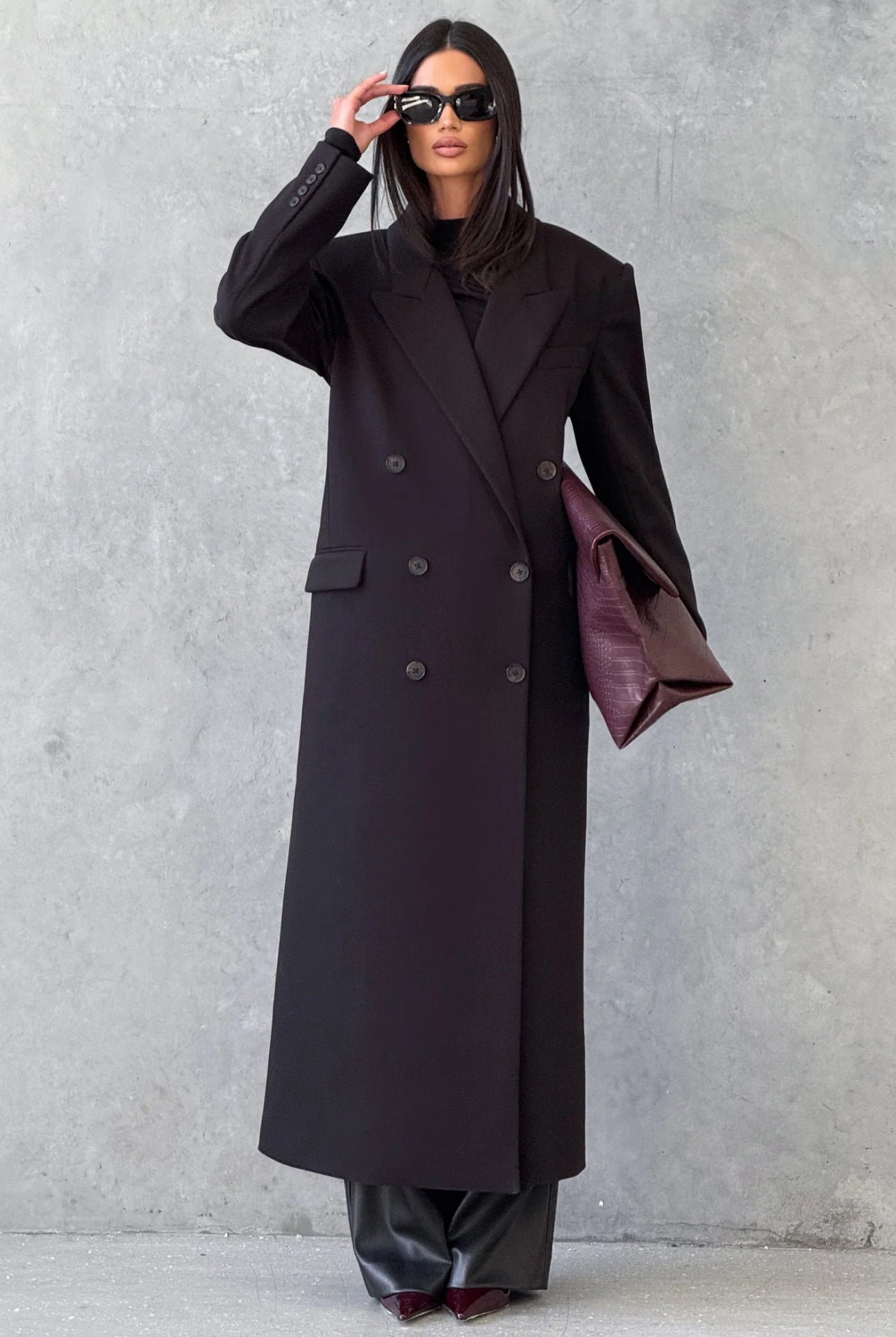 Promozione Cappotto ISABELLA  lungo dal taglio sartoriale con design doppiopetto e spalle strutturate. Elegante e versatile, perfetto per completare look sofisticati nelle giornate più fredde.