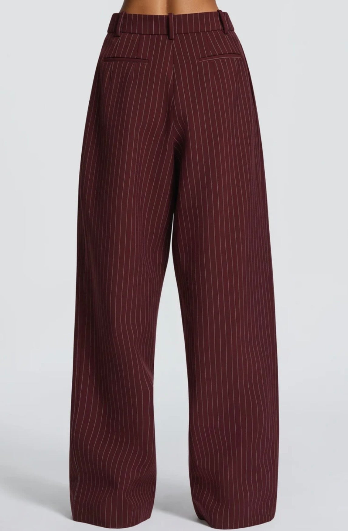 L'essenza del Tailleur Ilary contemporaneo gessato. Questo set coordinato combina un blazer monopetto strutturato a spalla definita con pantaloni palazzo a gamba larga caduta fluida. Il motivo gessato sottile regala una silhouette slanciata ed elegante