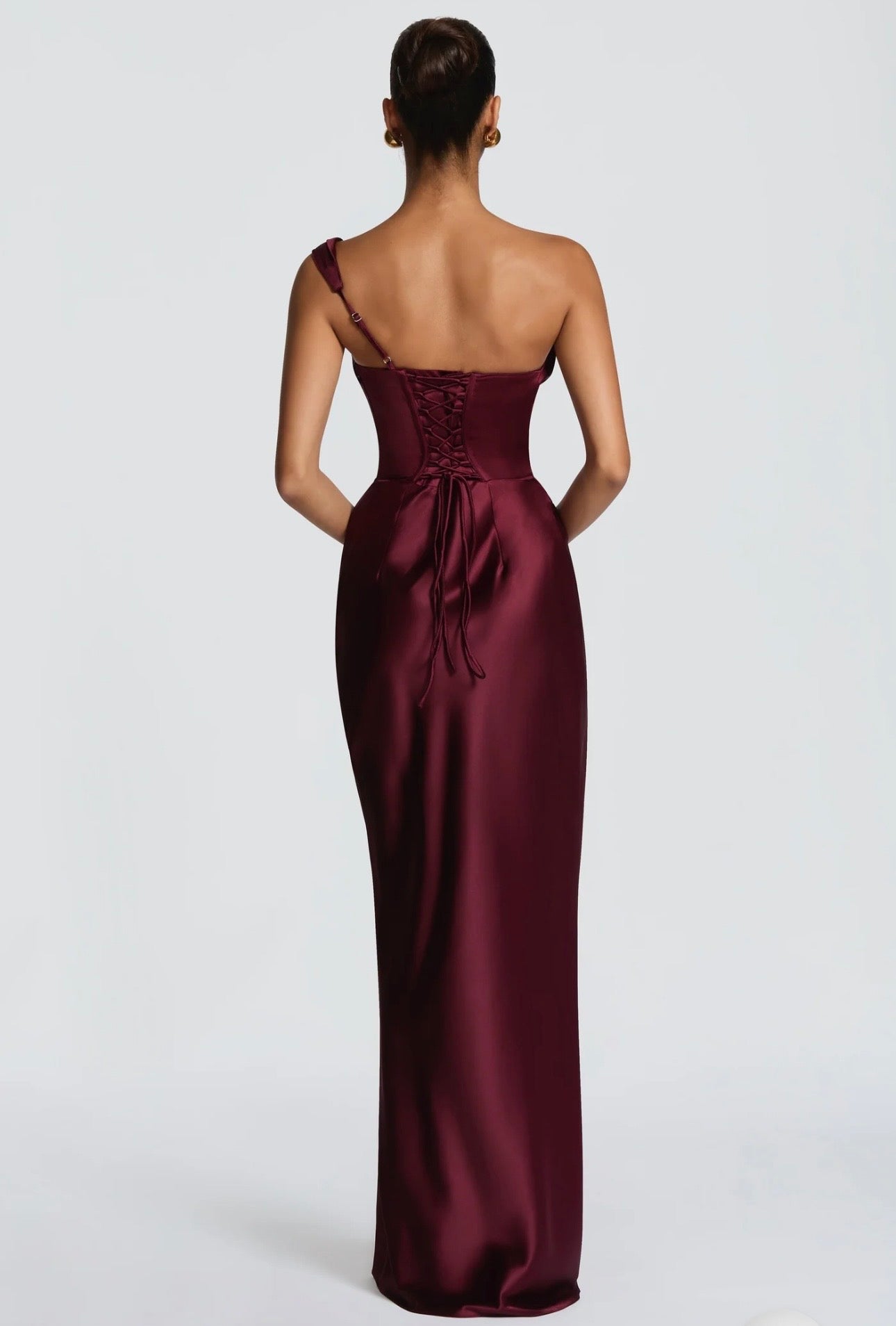 Abito Marcella monospalla in raso lucido con drappeggio sul décolleté e vita strutturata. Silhouette aderente che valorizza la figura.
Perfetto per occasioni formali ed
eventi serali.