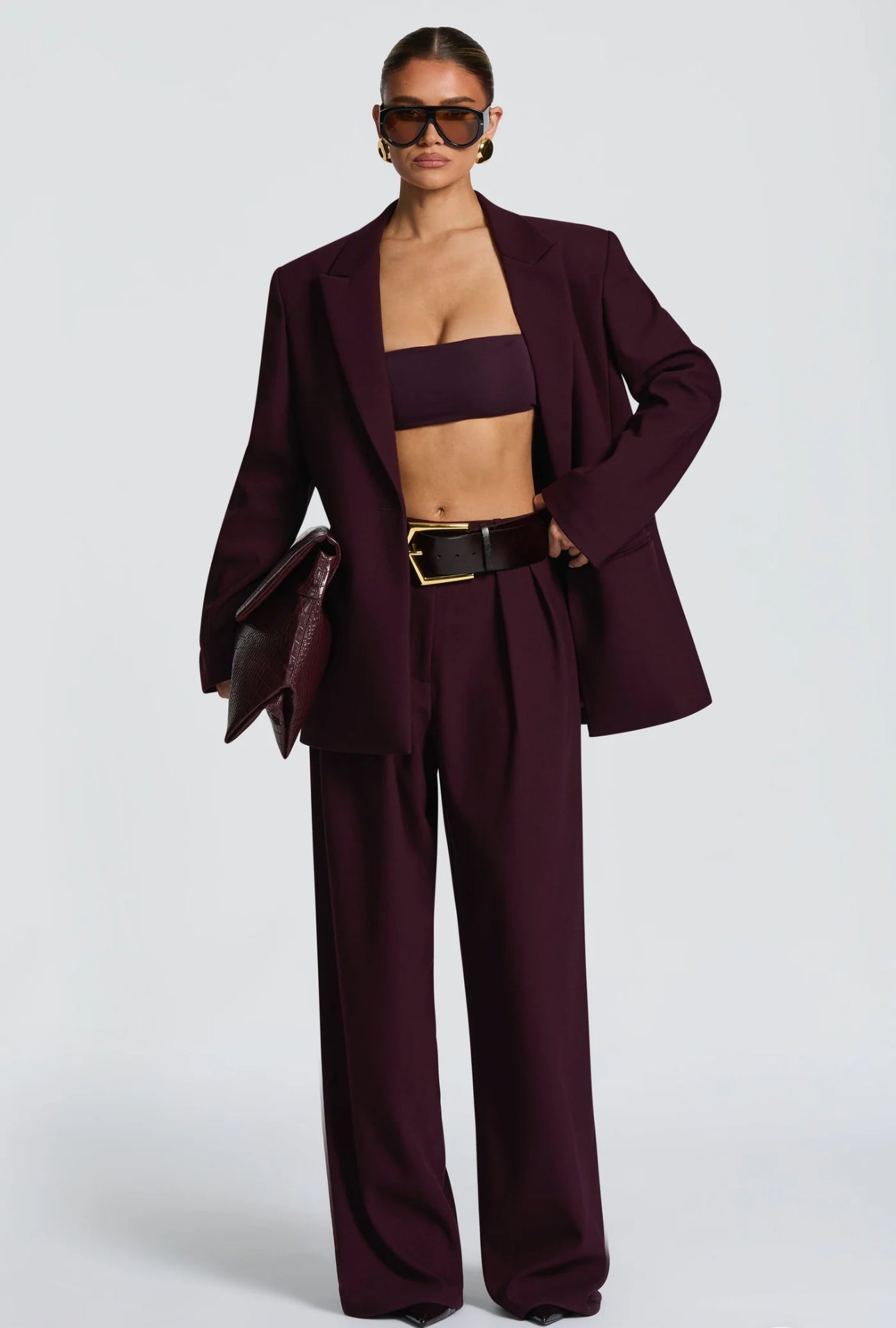 Tailleur ELEONORA in promo Completo elegante composto da giacca oversize, pantaloni a palazzo e top coordinato. Un look moderno e sofisticato, perfetto per eventi, serate chic o outfit di tendenza.