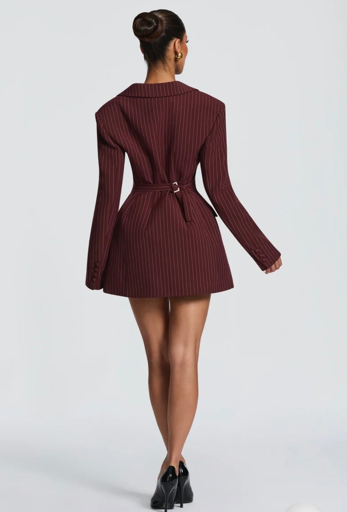 Blazer Elvira Un capo versatile che ridefinisce il concetto di power-dressing, perfetto da indossare come mini abito o come giacca over per un look stratificato.
