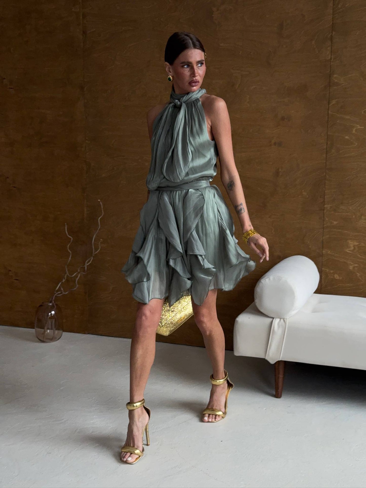 Abito Rouches midi dress con scollo all'americana, collo con fiocco e gonna a cascata di rouches multistrato pensato per chi vuole essere al centro della scena senza sforzo. La silhouette fluida e il tessuto leggero lo rendono perfetto