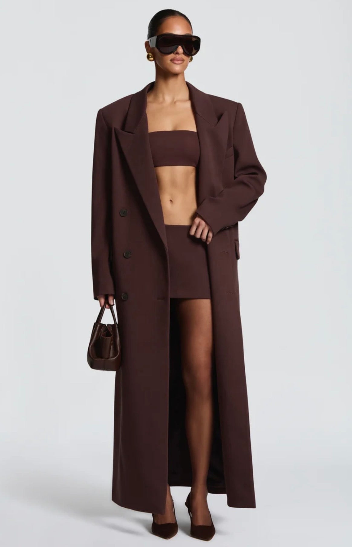 Cappotto Maxi Doppio Petto Sartoriale Caratterizzato da spalle definite, ampi revers e un’elegante allacciatura a doppio petto, è il capo definitivo per elevare i tuoi outfit invernali con un tocco di lusso discreto e minimalista.