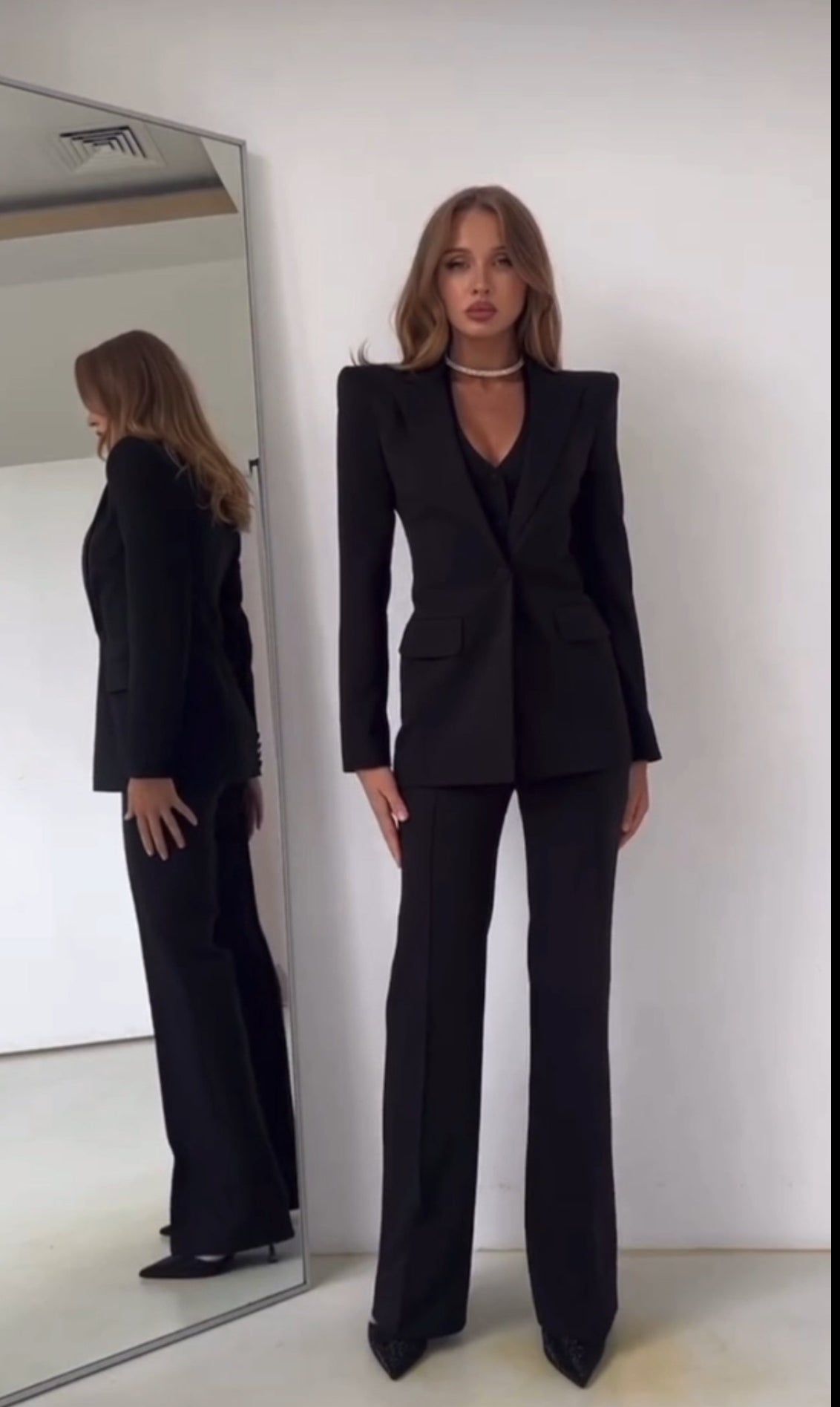Tailleur Naomi blazer più gilet schiena scoperta pantaloni palazzo in coordinato