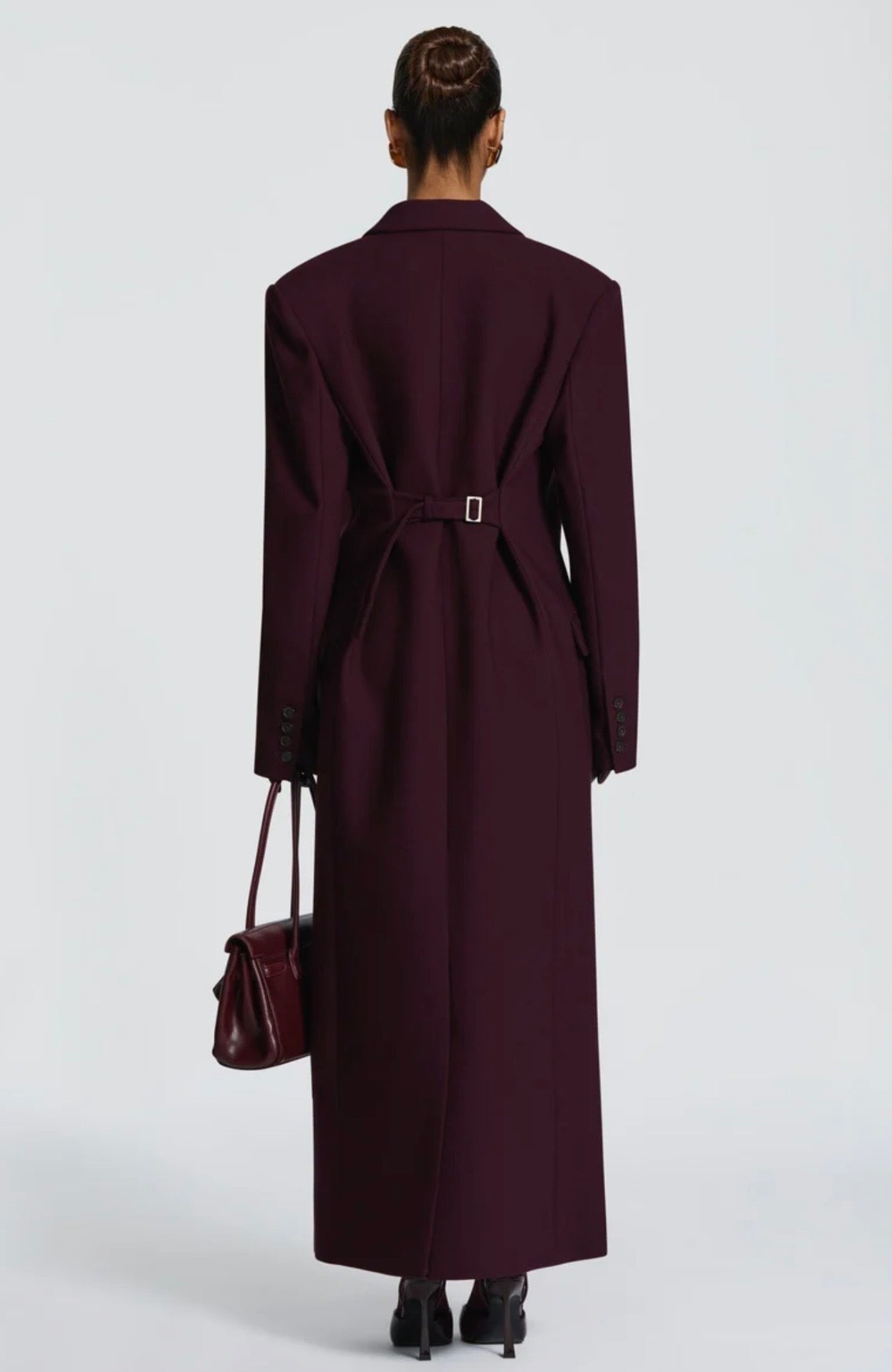 Cappotto Maxi Doppio Petto Sartoriale Caratterizzato da spalle definite, ampi revers e un’elegante allacciatura a doppio petto, è il capo definitivo per elevare i tuoi outfit invernali con un tocco di lusso discreto e minimalista.