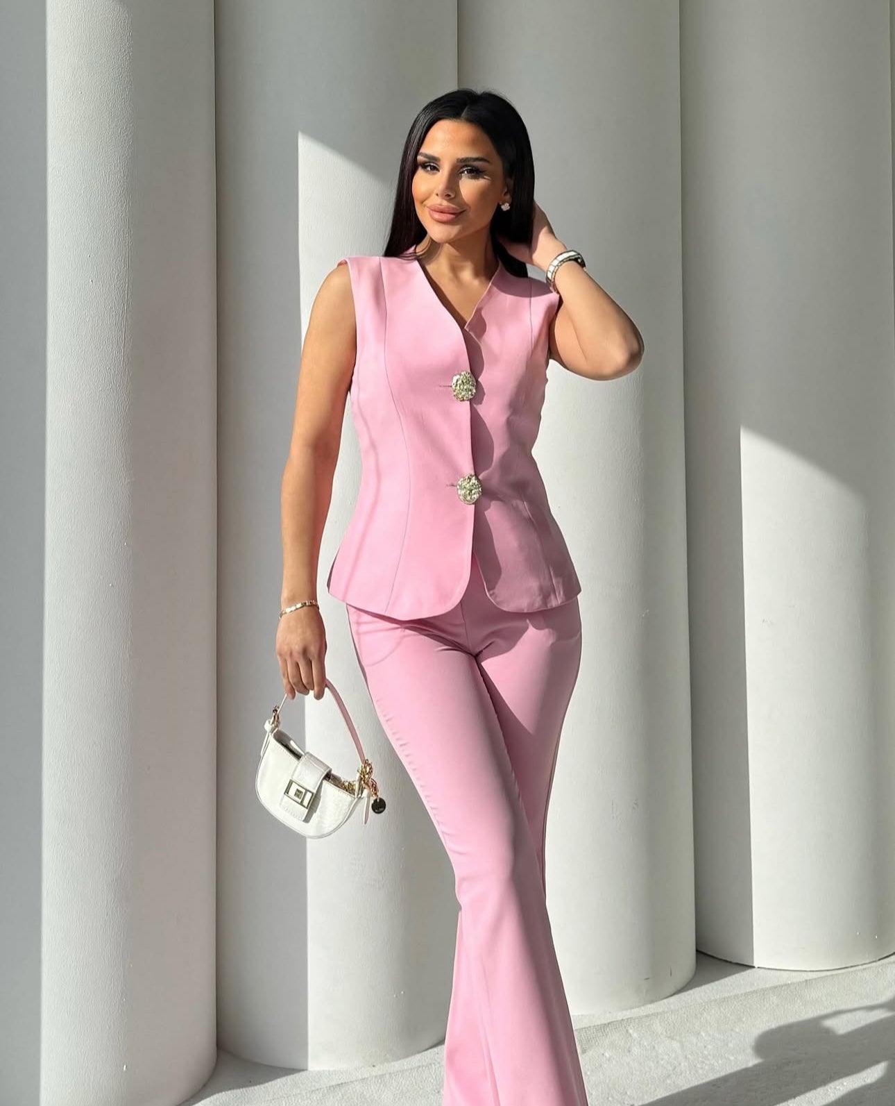 Set cord PERLA elegante composto da un gilet smanicato e un paio di pantaloni a gamba larga  Il gilet presenta due bottoni decorativi centrali dal design gioiello. I pantaloni sono a vita alta, con una vestibilità morbida e fluida