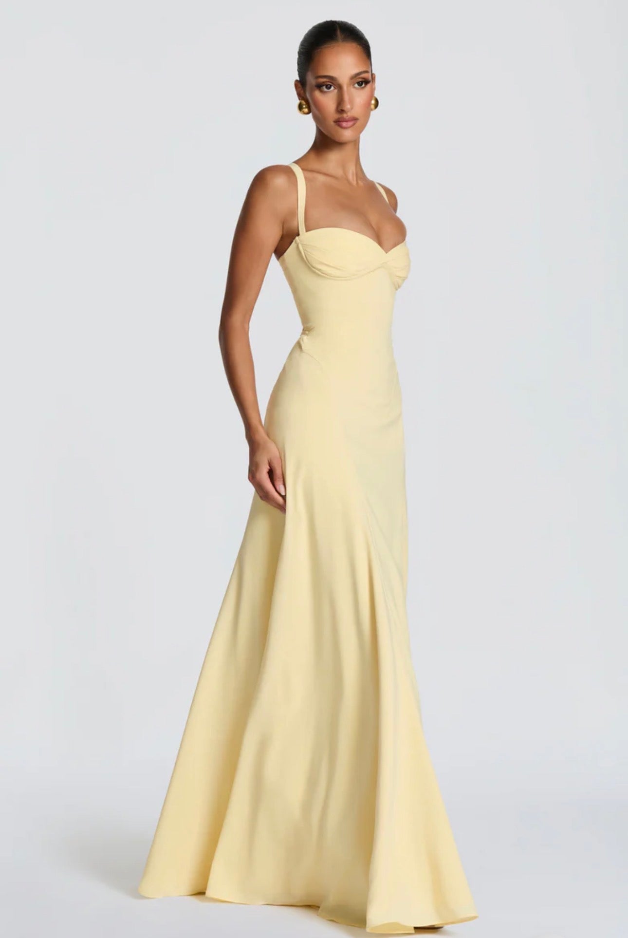 Abito Lungo Aura Corset Elegante ed esclusivo, l'abito lungo Aura ridefinisce la silhouette femminile con un corsetto delicato e spalline incrociate sul retro.