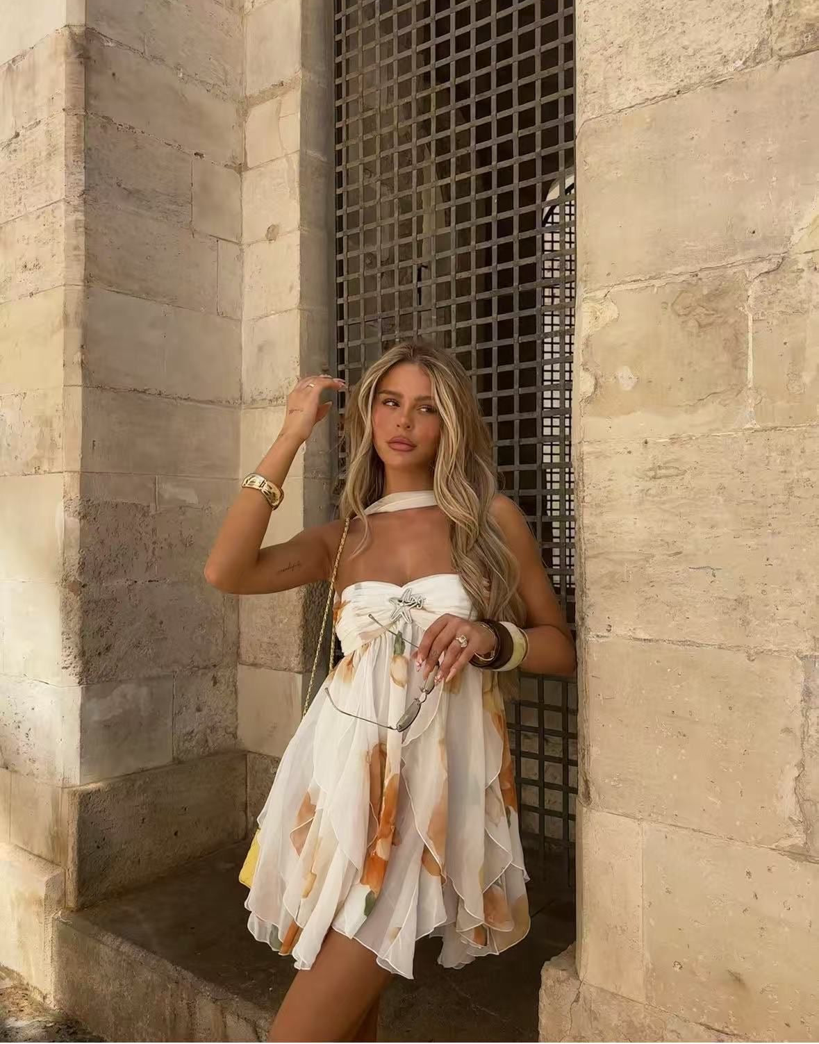 Mini dress Sole Aggiungi leggerezza al tuo guardaroba estivo con questo mini abito romantico e fluttuante.