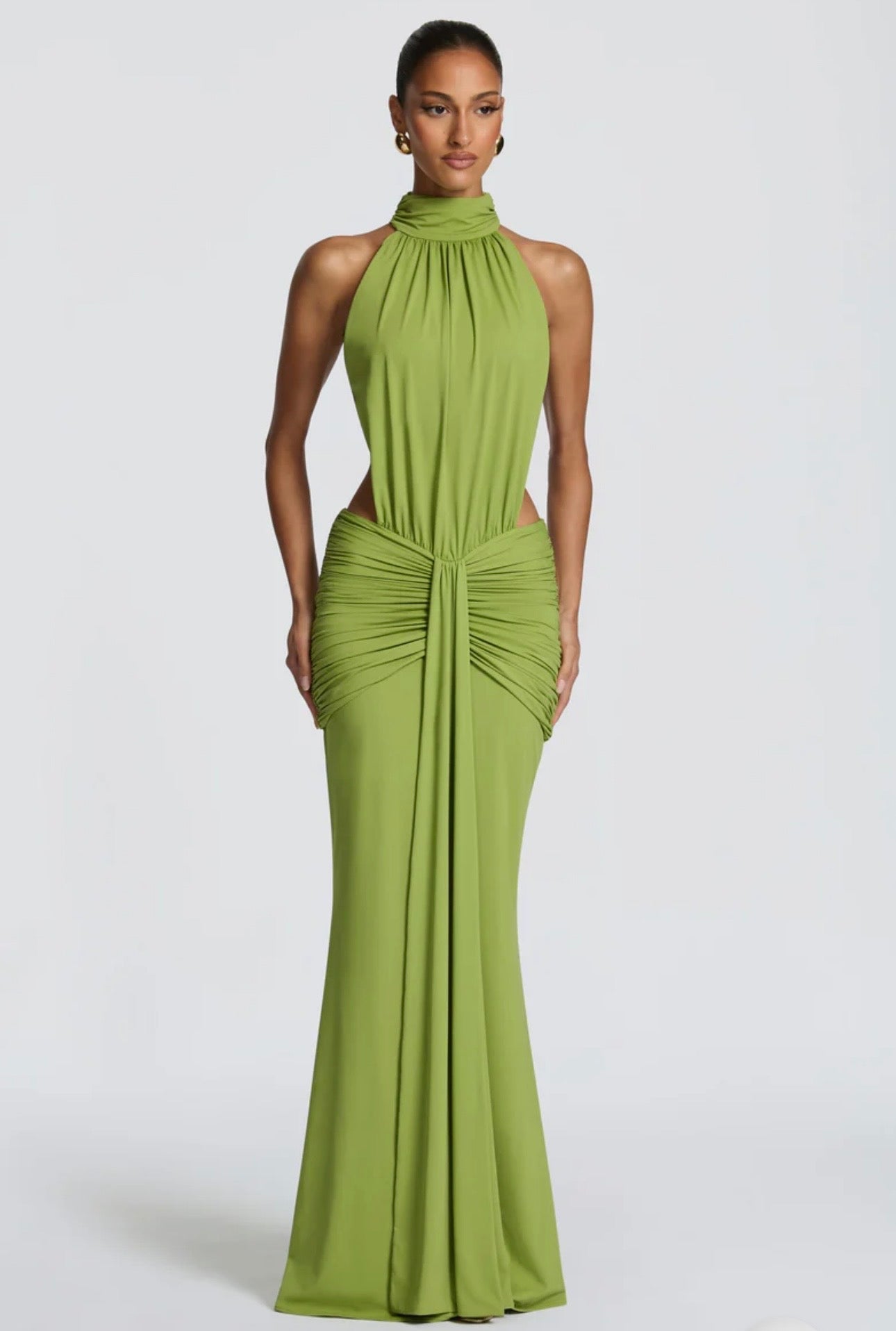Abito Sofia Caratterizzato da una silhouette a sirena che valorizza le forme, questo modello unisce un sofisticato collo alto a un audace gioco di drappeggi e intagli cut-out sui fianchi.
