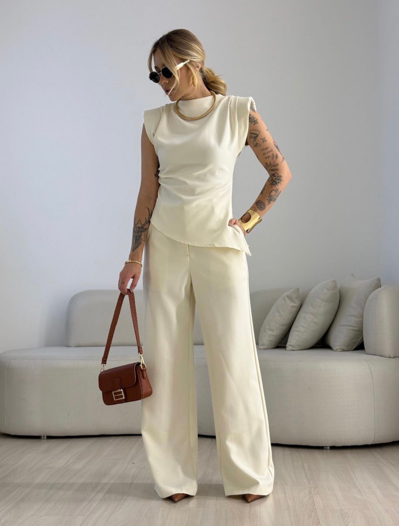 Coordinato Debora Raffinatezza contemporanea e femminilità si incontrano in questo completo coordinato perfetto per cerimonie, eventi speciali o per un look da giorno super chic.