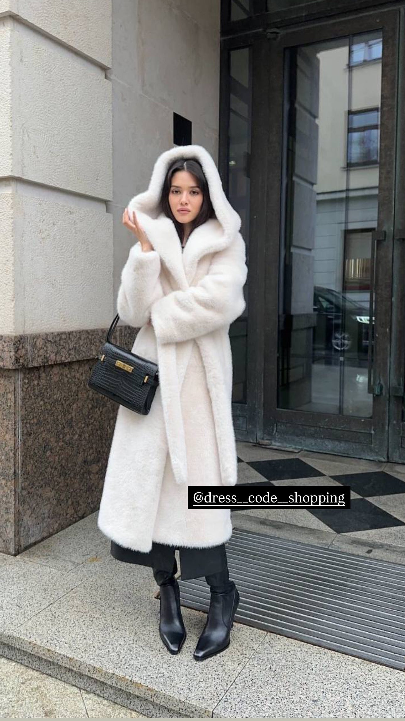 Pelliccia GRETA ecologica lunga con cappuccio ha una texture morbida e avvolgente, perfetto per affrontare il freddo e la pioggia con stile… in promozione