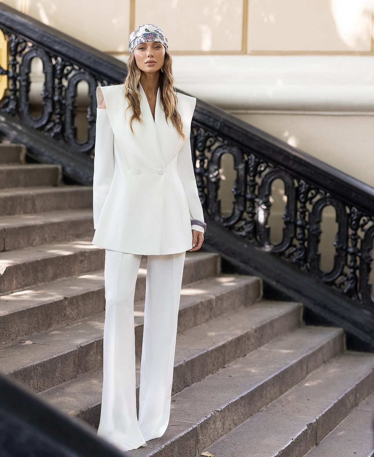 Tailleur MAVI questo completo tailleur è pensato per una donna che ama distinguersi. La giacca strutturata con spalle definite valorizza la figura, mentre i pantaloni a gamba ampia slanciano la silhouette.