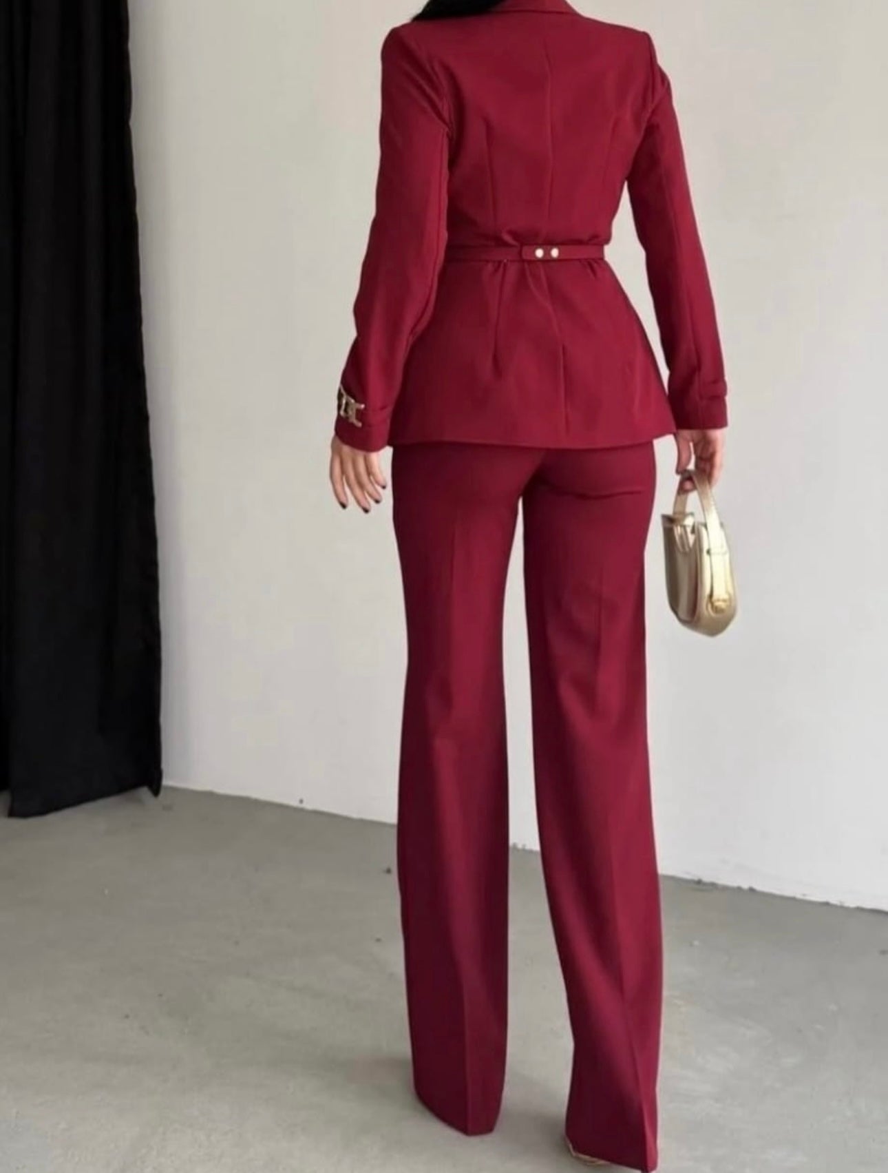 Tailleur Elisabetta dal design sofisticato e ultra femminile, perfetto per chi ama uno stile deciso ed elegante.