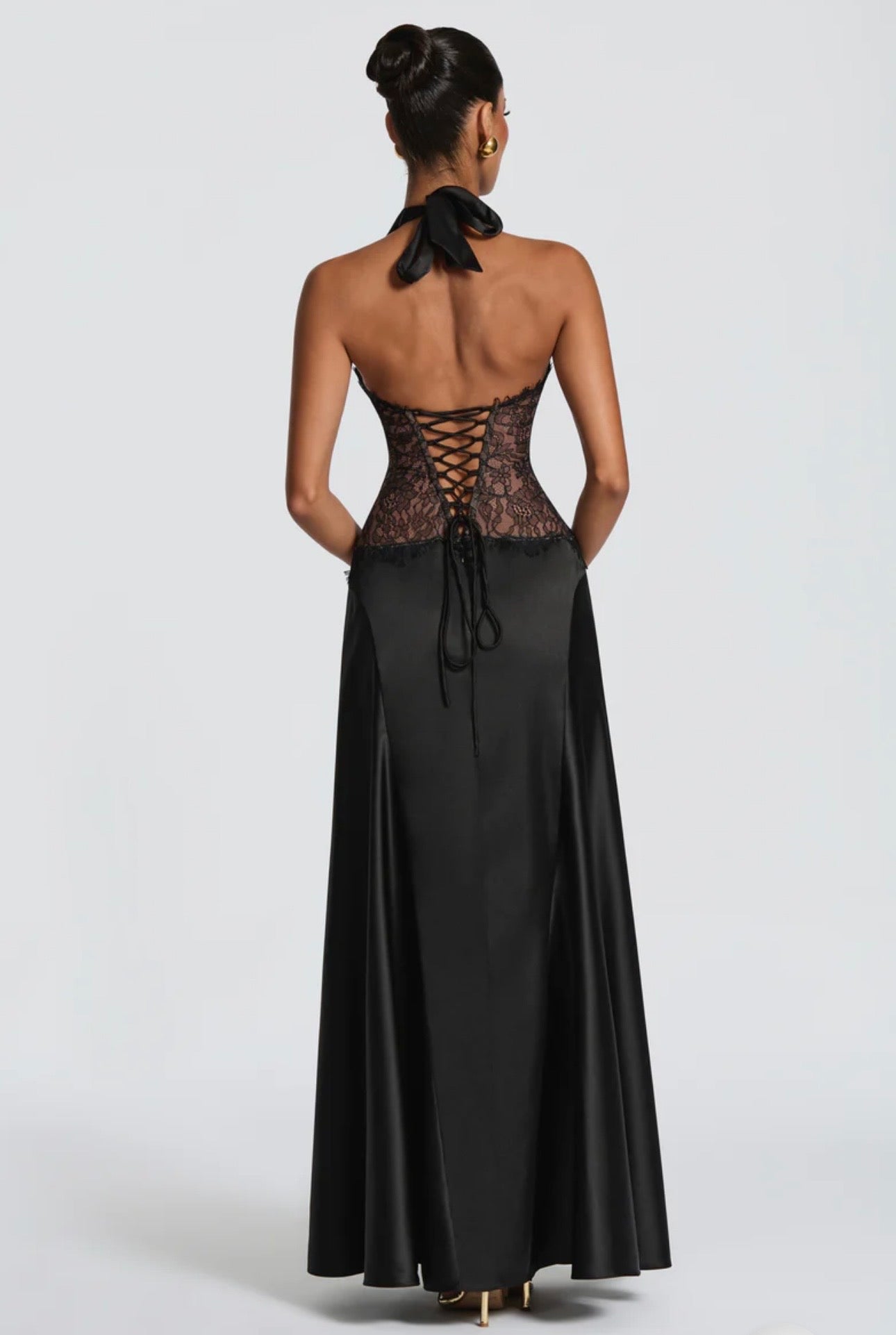 Abito Incanto Lasciati conquistare dall'eleganza fluida di un abito studiato per valorizzare ogni silhouette con una grazia senza tempo. Perfetto per le serate più esclusive, i gala e gli eventi indimenticabili.