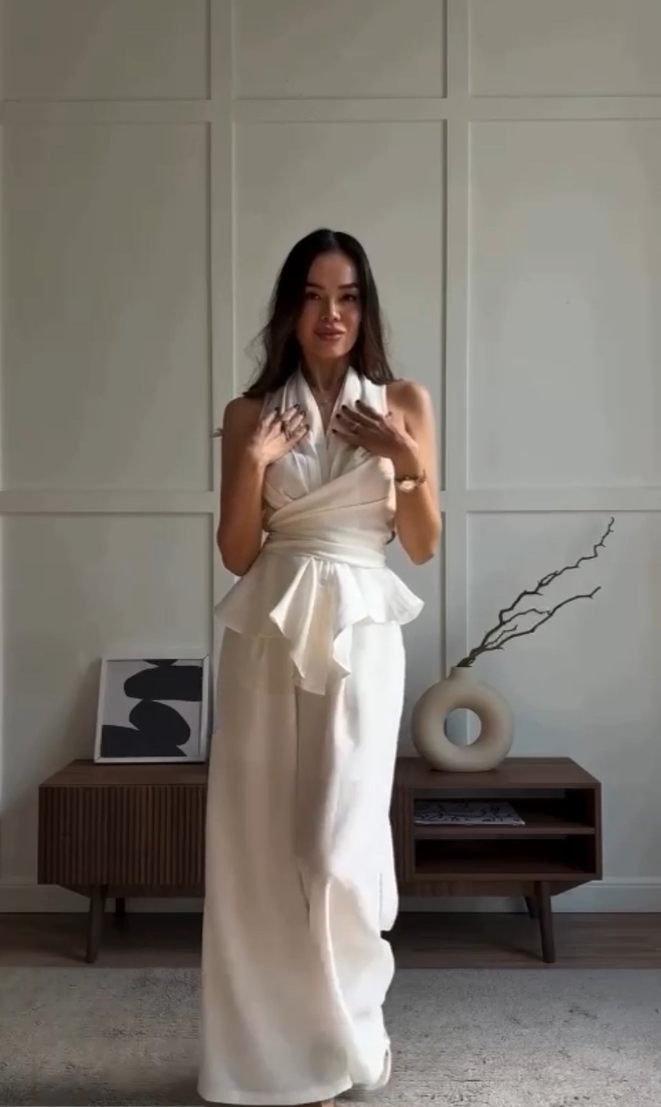 Set Emanuela un design unico con fasce regolabili che ti permettono di personalizzare la vestibilità e lo stile dello scollo in base a ogni occasione Taglio a gamba larga che slancia la figura e garantisce il massimo comfort.