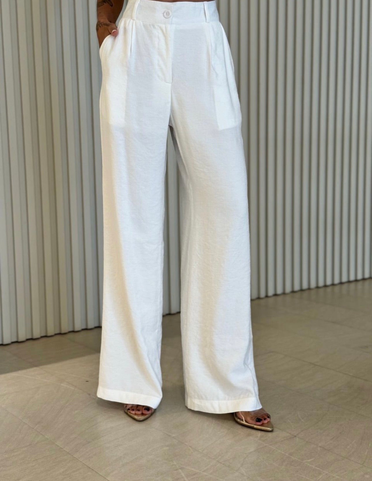 Coordinato Federica completo due pezzi + cinta tessuto lino è l'alleato perfetto per chi cerca un look sofisticato senza rinunciare alla freschezza.