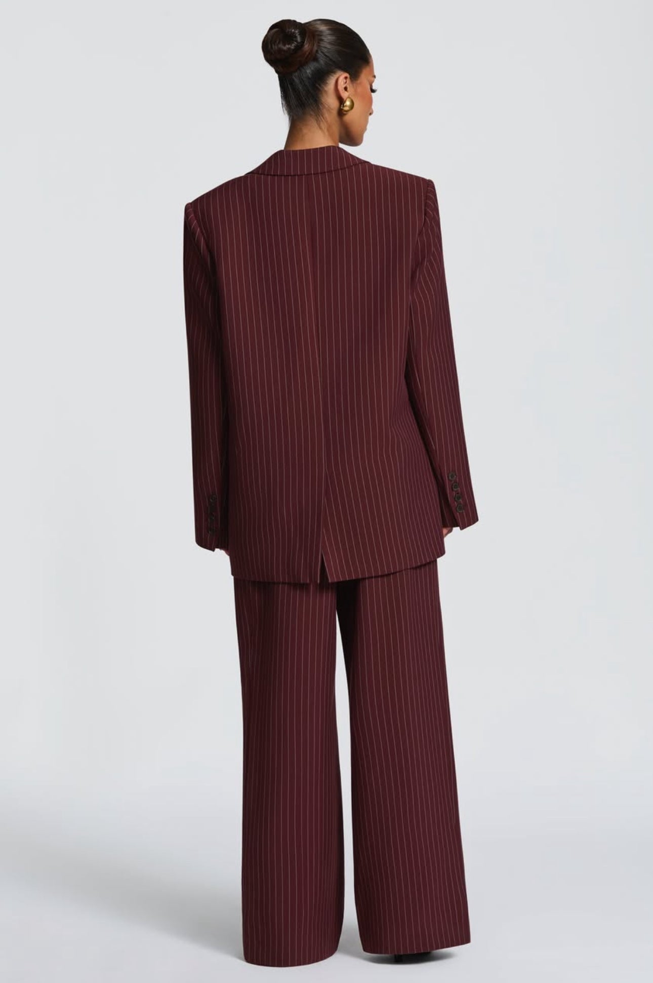 Tailleur ELEONORA in promo Completo elegante composto da giacca oversize, pantaloni a palazzo e top coordinato. Un look moderno e sofisticato, perfetto per eventi, serate chic o outfit di tendenza.