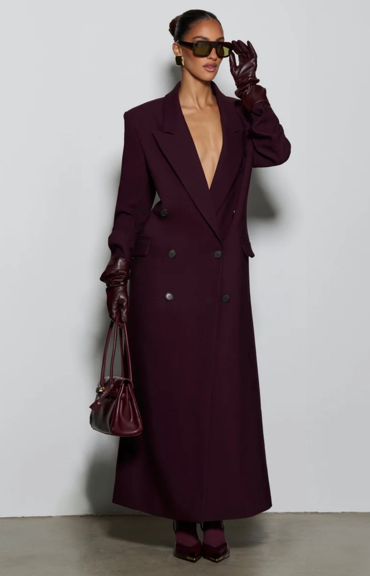 Cappotto Maxi Doppio Petto Sartoriale Caratterizzato da spalle definite, ampi revers e un’elegante allacciatura a doppio petto, è il capo definitivo per elevare i tuoi outfit invernali con un tocco di lusso discreto e minimalista.