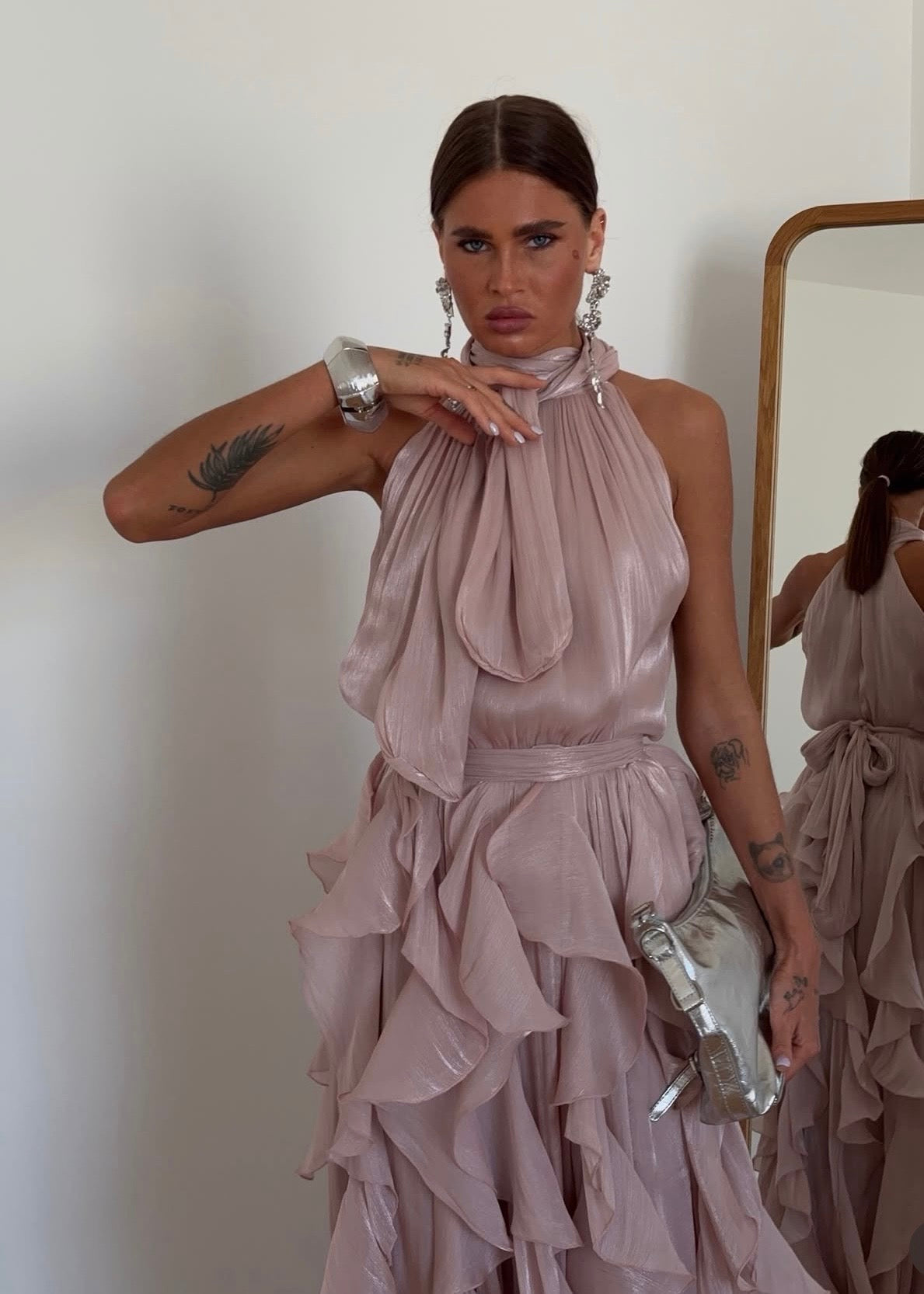 Abito Rouches maxi dress con scollo all'americana, collo con fiocco e gonna a cascata di rouches multistrato pensato per chi vuole essere al centro della scena senza sforzo. La silhouette fluida e il tessuto leggero lo rendono perfetto
