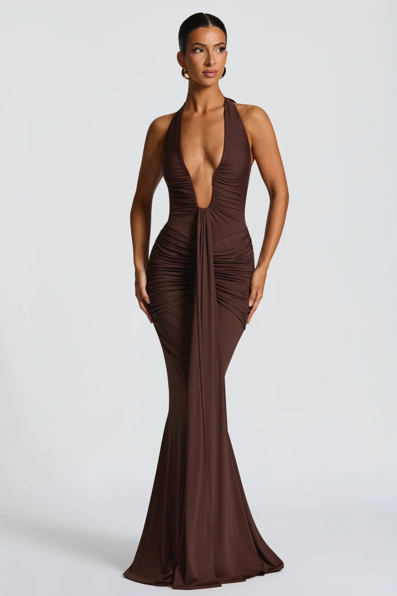 Abito Greta scenografico che esalta la silhouette con linee sinuose e dettagli sofisticati. Questo modello lungo è pensato per chi desidera un look magnetico e raffinato.