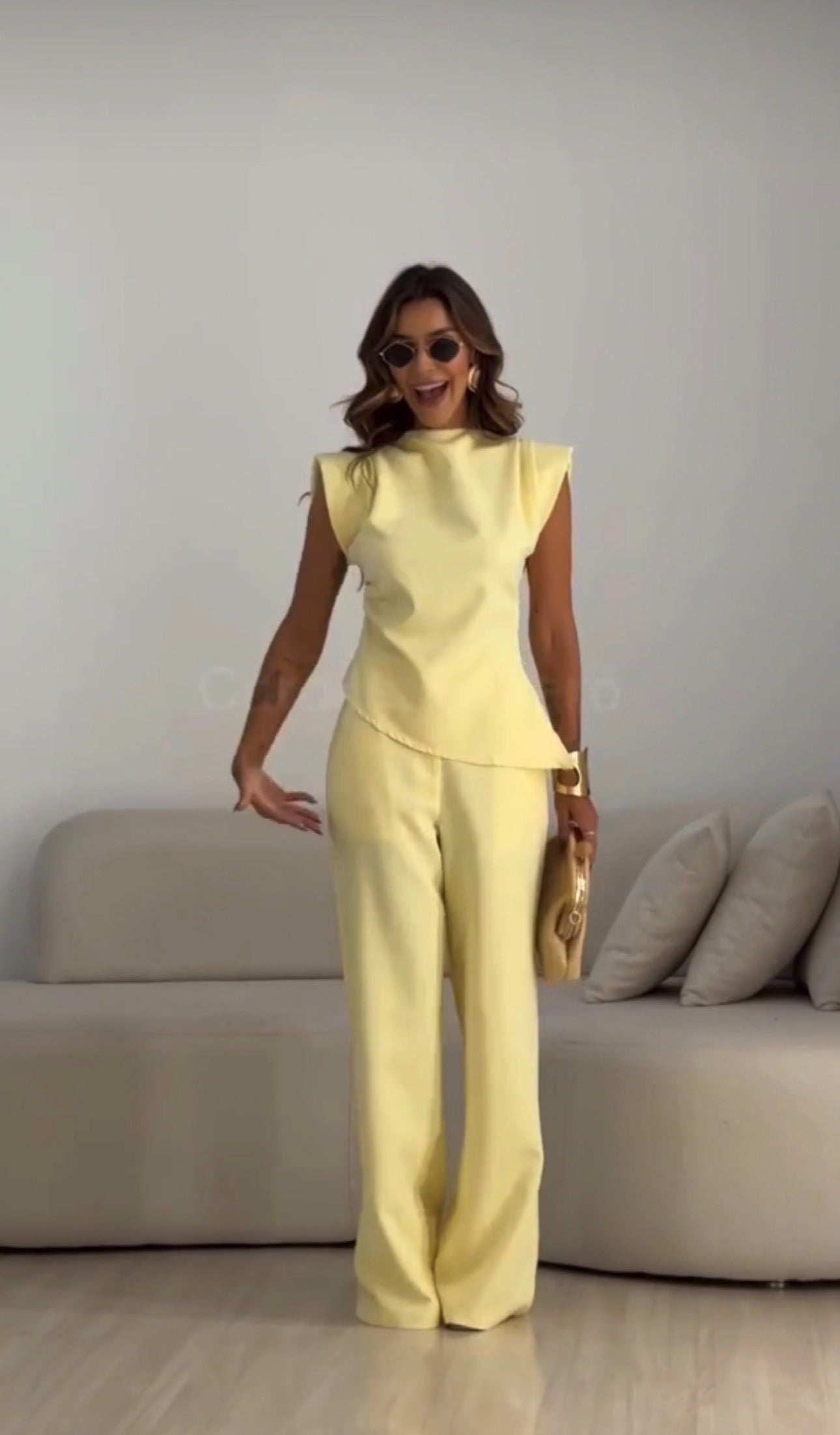 Coordinato Debora Raffinatezza contemporanea e femminilità si incontrano in questo completo coordinato perfetto per cerimonie, eventi speciali o per un look da giorno super chic.
