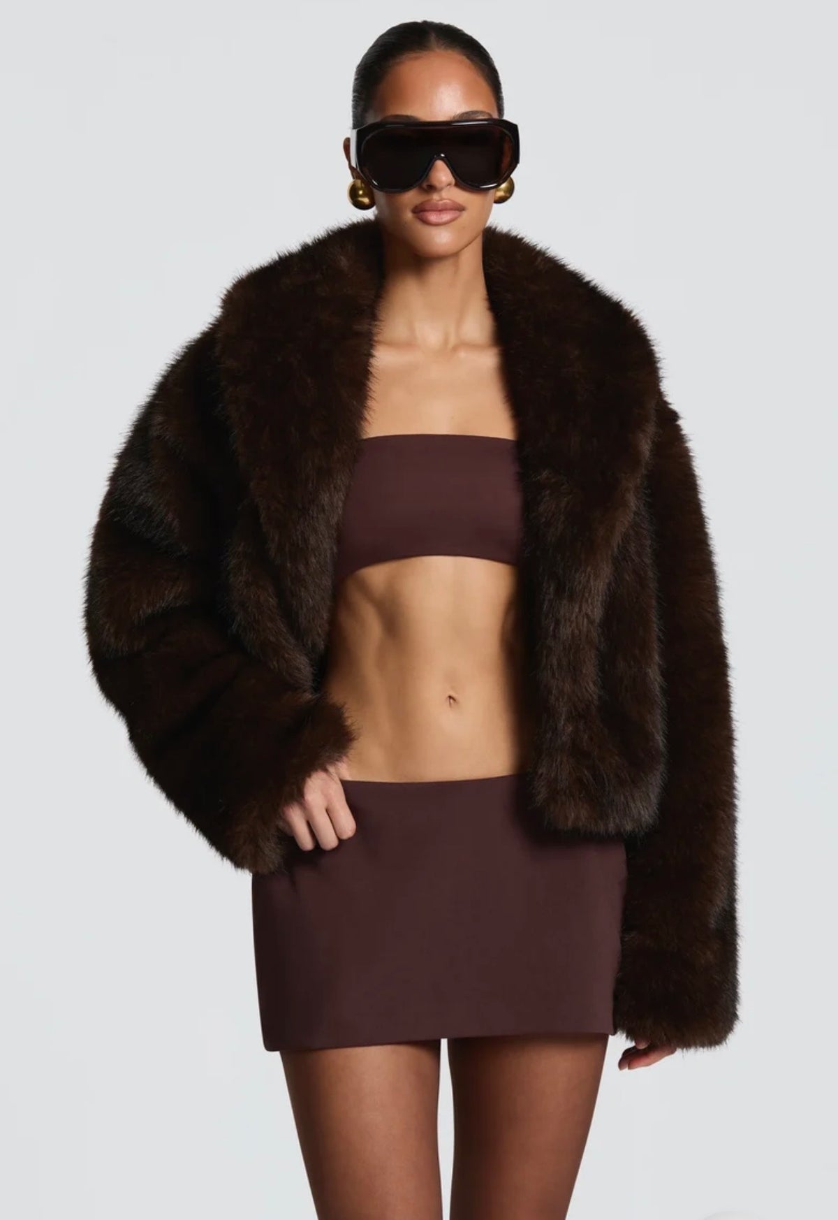 Giacca Crop in Ecopelliccia con Reverse Ampio in promozione.Morbidezza avvolgente e stile audace: il capospalla crop che trasforma ogni look serale in una dichiarazione di moda.