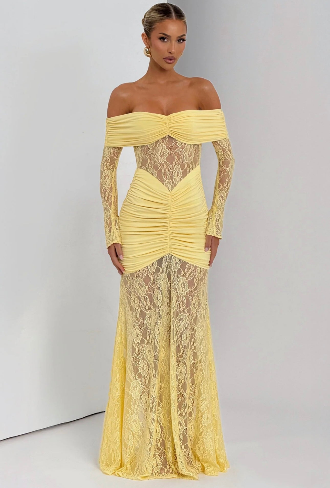 Abito AMIRA Trasparenze audaci e drappeggi perfetti. Scopri l'abito lungo in pizzo e mesh che ridefinisce l'eleganza per i tuoi eventi speciali.