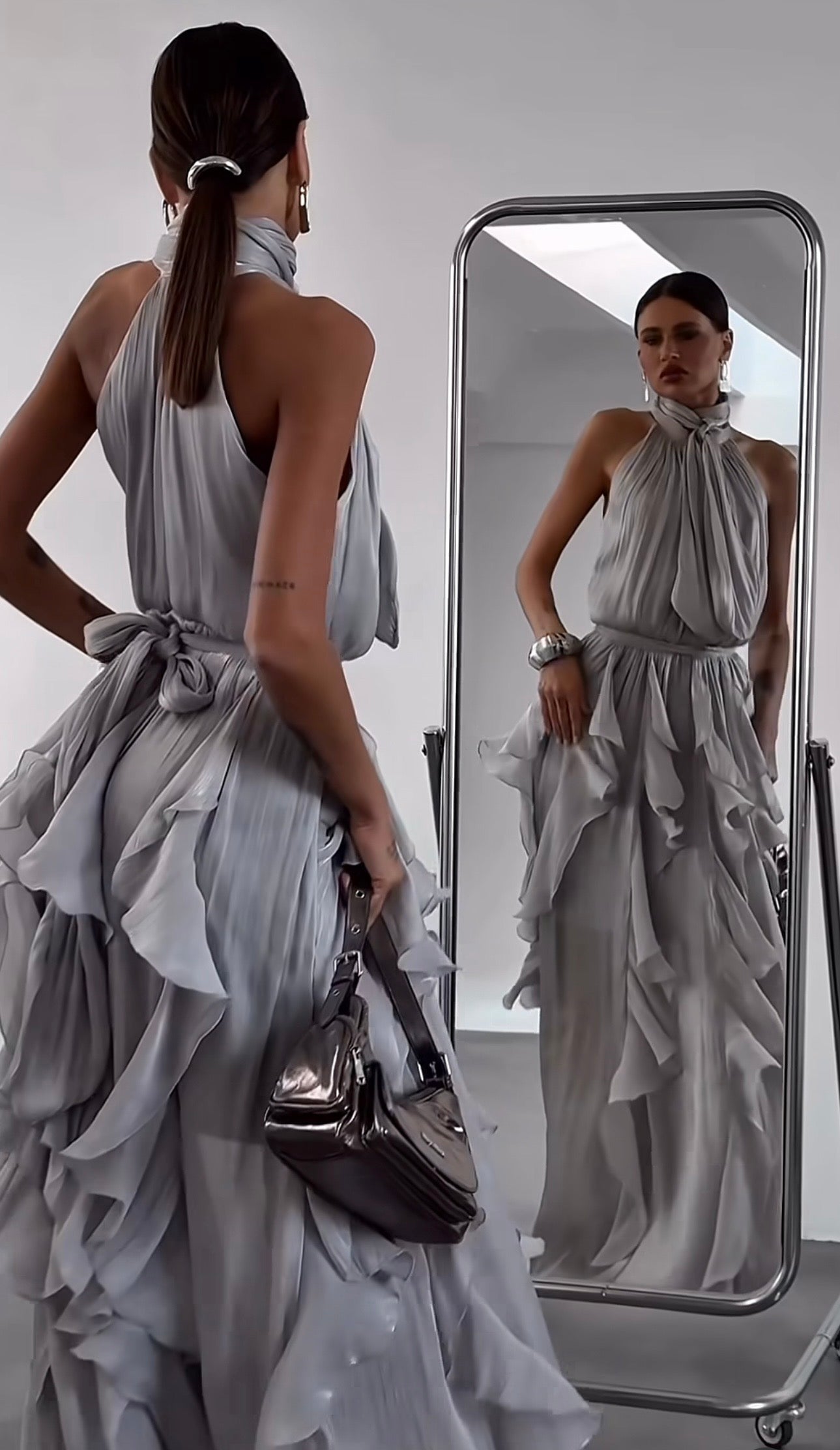 Abito Rouches maxi dress con scollo all'americana, collo con fiocco e gonna a cascata di rouches multistrato pensato per chi vuole essere al centro della scena senza sforzo. La silhouette fluida e il tessuto leggero lo rendono perfetto