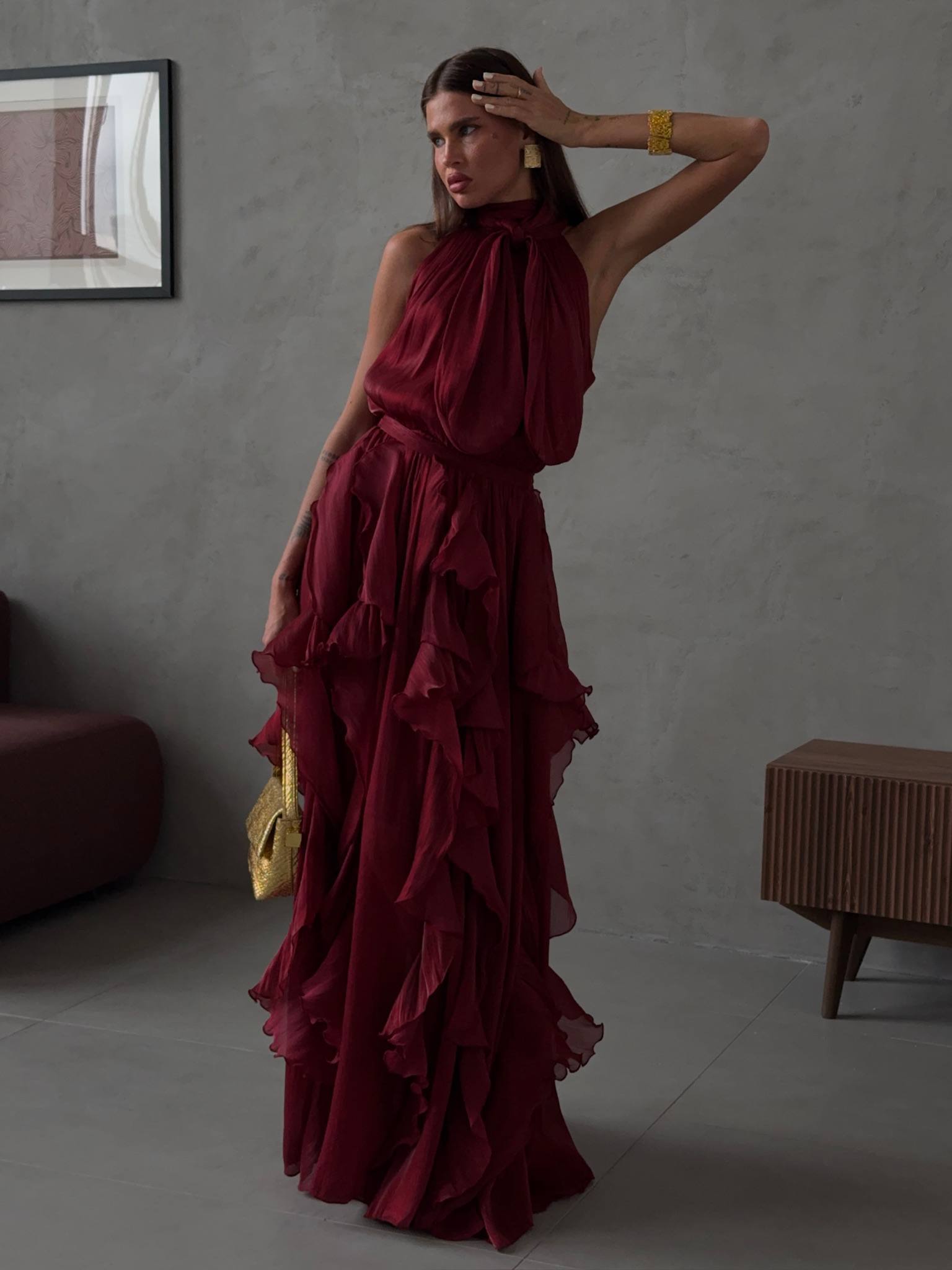 Abito Rouches maxi dress con scollo all'americana, collo con fiocco e gonna a cascata di rouches multistrato pensato per chi vuole essere al centro della scena senza sforzo. La silhouette fluida e il tessuto leggero lo rendono perfetto