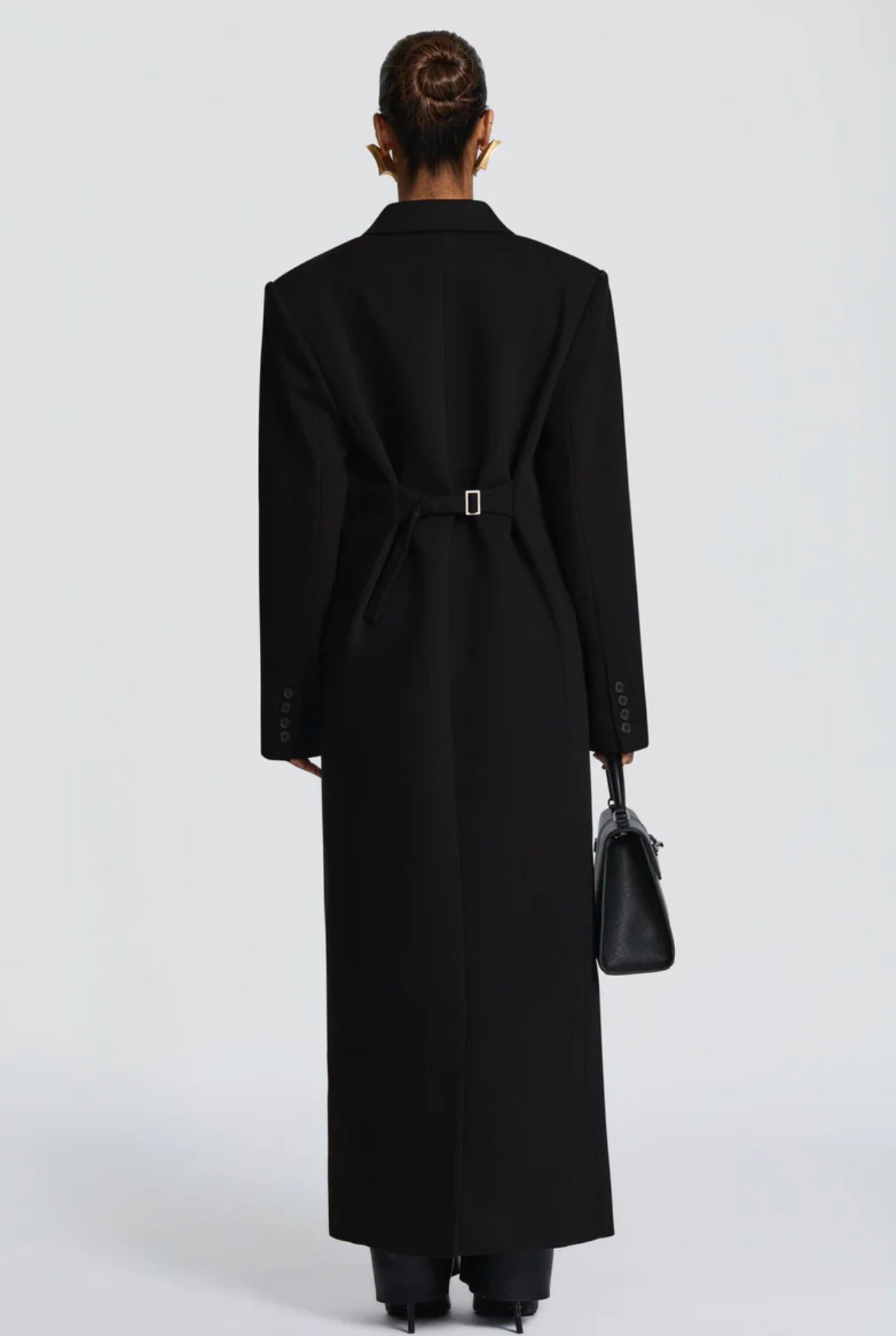 Promozione Cappotto ISABELLA  lungo dal taglio sartoriale con design doppiopetto e spalle strutturate. Elegante e versatile, perfetto per completare look sofisticati nelle giornate più fredde.