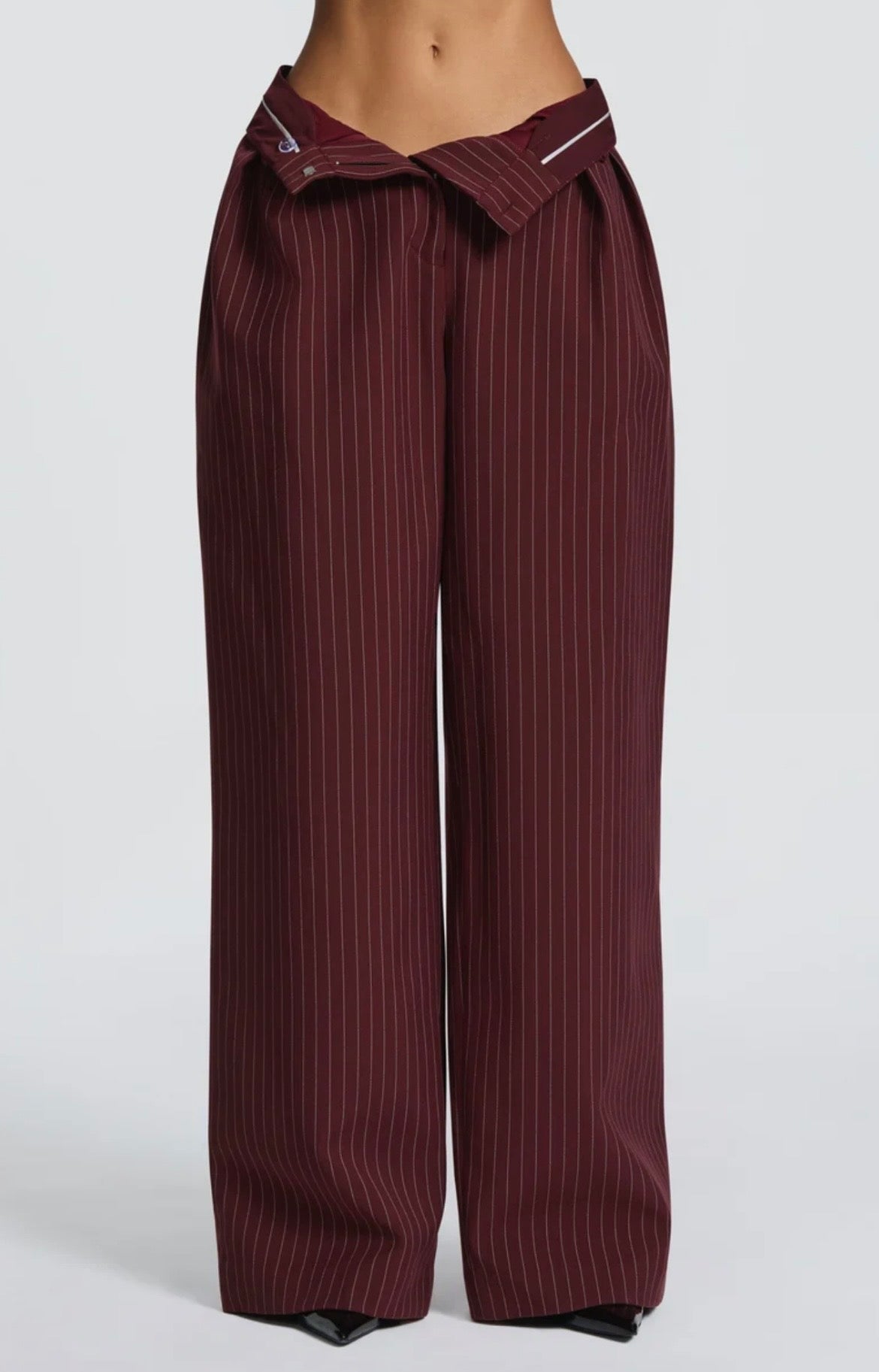 L'essenza del Tailleur Ilary contemporaneo gessato. Questo set coordinato combina un blazer monopetto strutturato a spalla definita con pantaloni palazzo a gamba larga caduta fluida. Il motivo gessato sottile regala una silhouette slanciata ed elegante