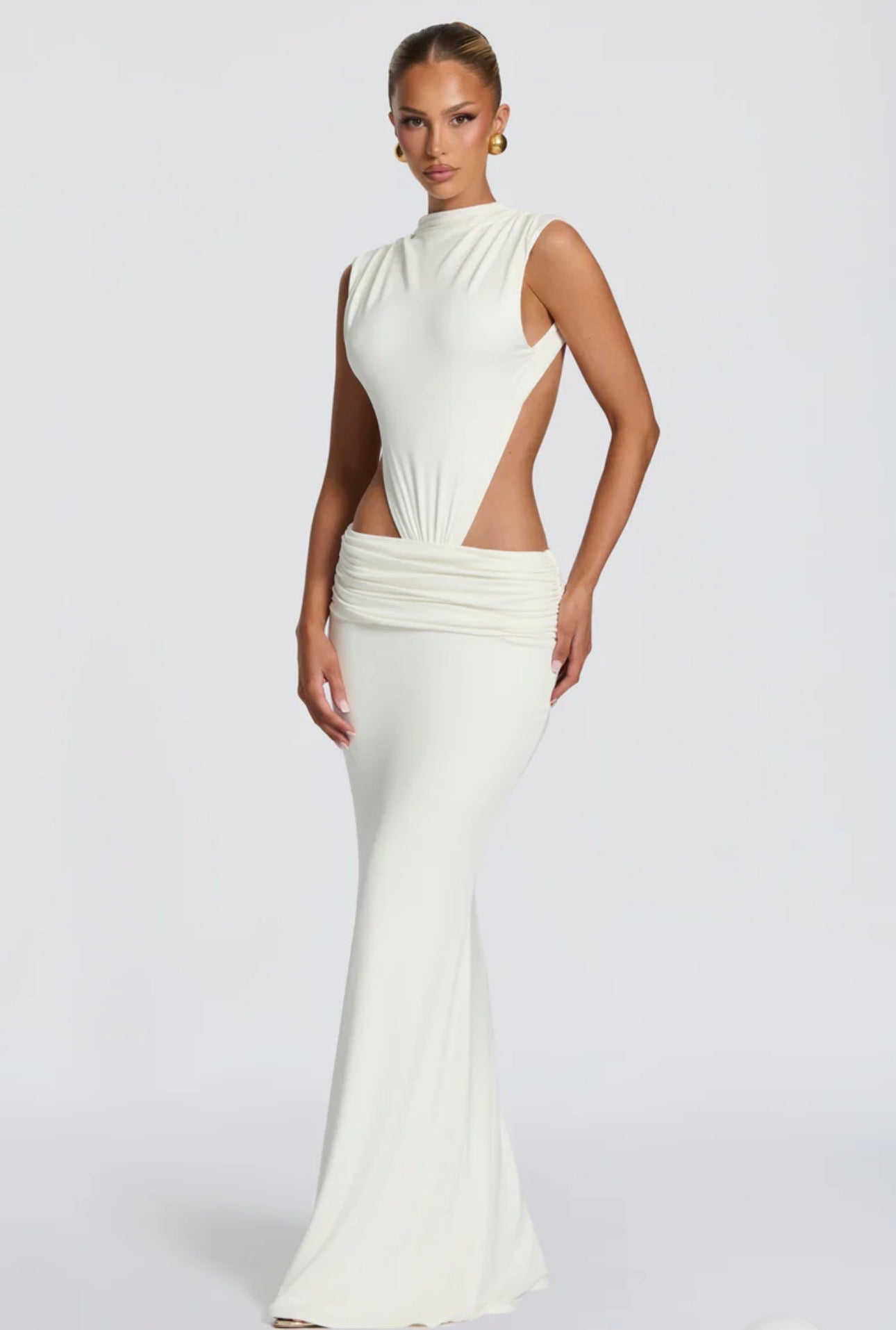Abito Alba Il perfetto connubio tra eleganza scultorea e audacia contemporanea. Questo abito lungo bianco è pensato per chi vuole ridefinire il concetto di glamour,