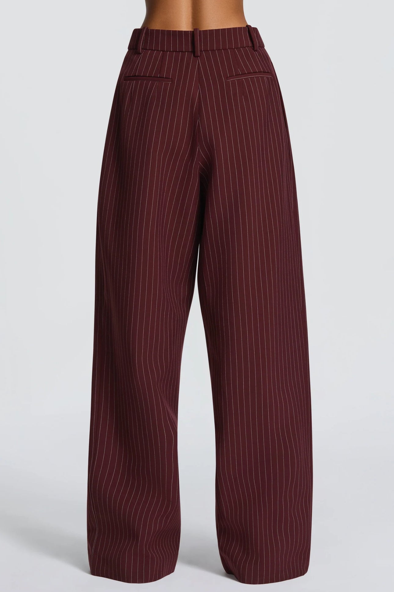 Tailleur ELEONORA in promo Completo elegante composto da giacca oversize, pantaloni a palazzo e top coordinato. Un look moderno e sofisticato, perfetto per eventi, serate chic o outfit di tendenza.