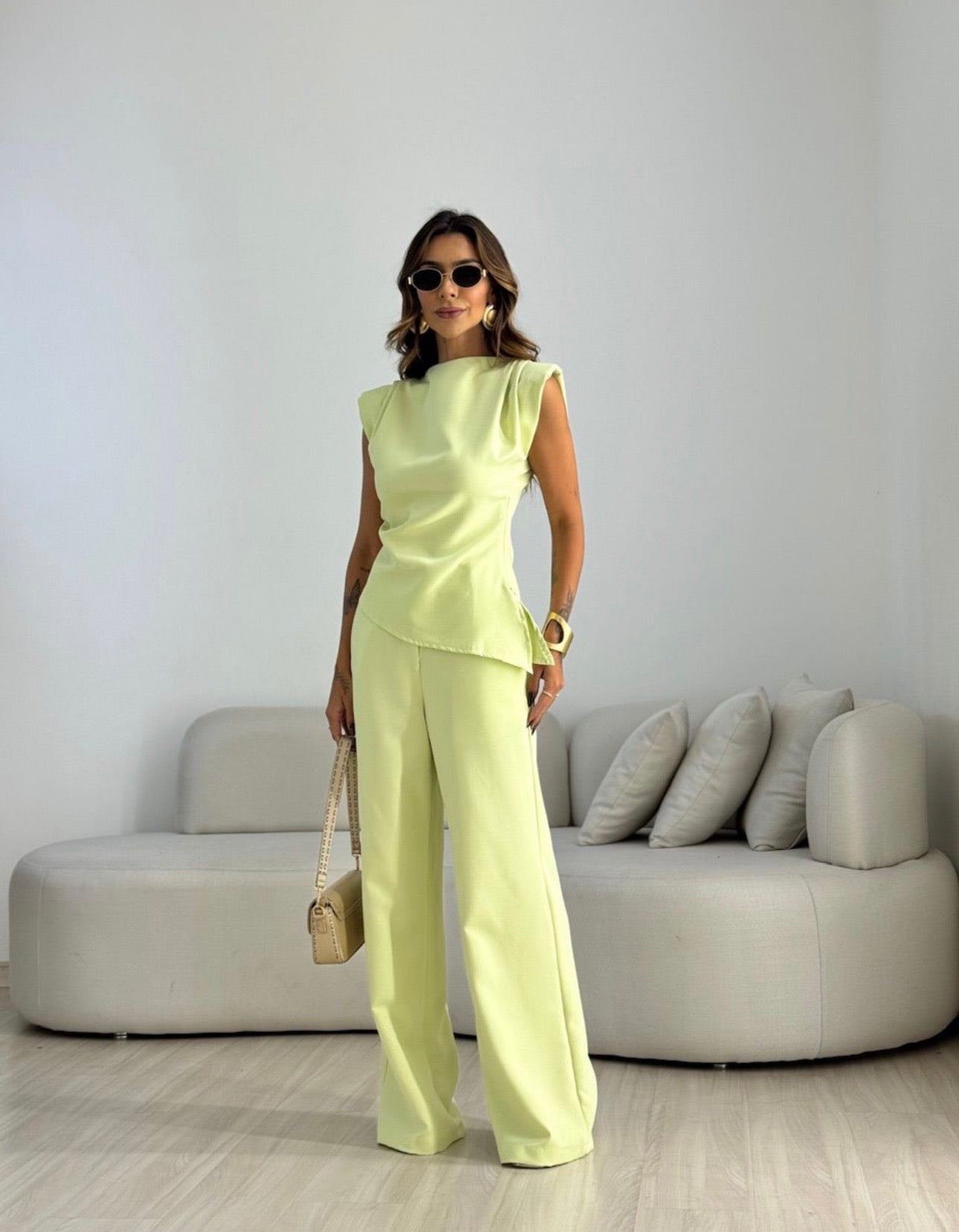 Coordinato Debora Raffinatezza contemporanea e femminilità si incontrano in questo completo coordinato perfetto per cerimonie, eventi speciali o per un look da giorno super chic.