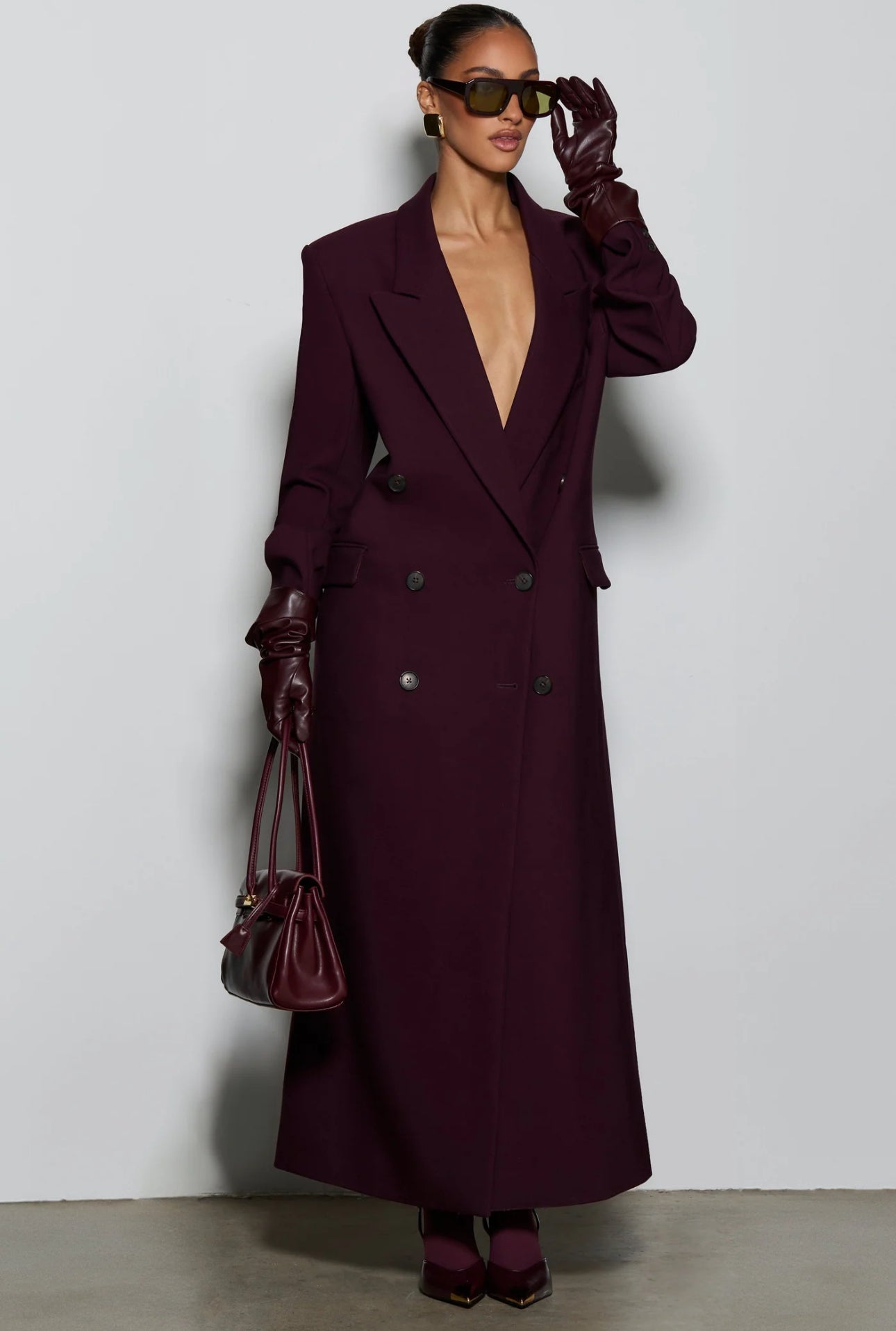 Promozione Cappotto ISABELLA  lungo dal taglio sartoriale con design doppiopetto e spalle strutturate. Elegante e versatile, perfetto per completare look sofisticati nelle giornate più fredde.