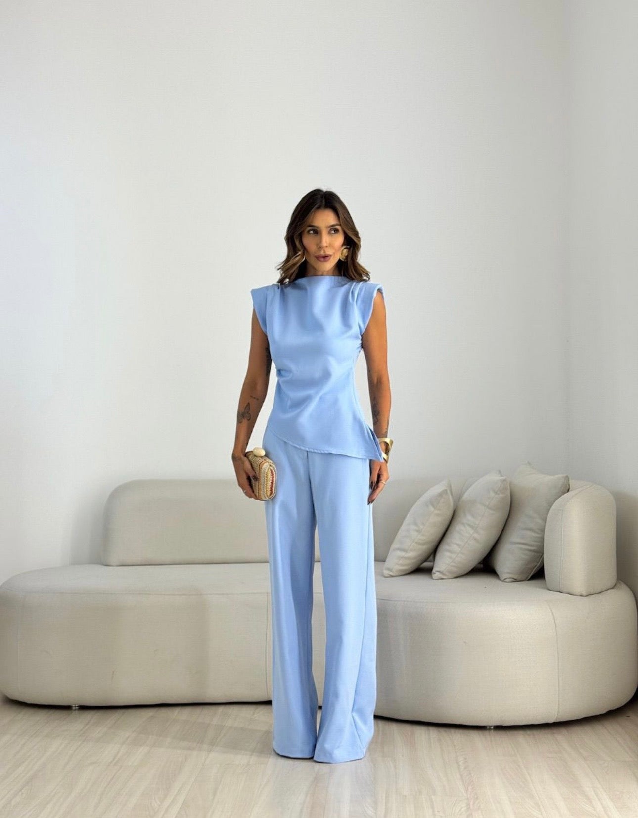 Coordinato Debora Raffinatezza contemporanea e femminilità si incontrano in questo completo coordinato perfetto per cerimonie, eventi speciali o per un look da giorno super chic.