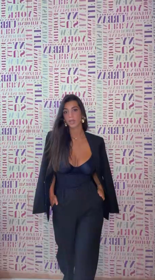 Tailleur TOKYO femminile in stile business-chic, composto da giacca sartoriale e pantaloni ampi a gamba dritta. Perfetto per ufficio, meeting o occasioni formali. Tessuto confortevole e vestibilità moderna per un look professionale e raffinato.