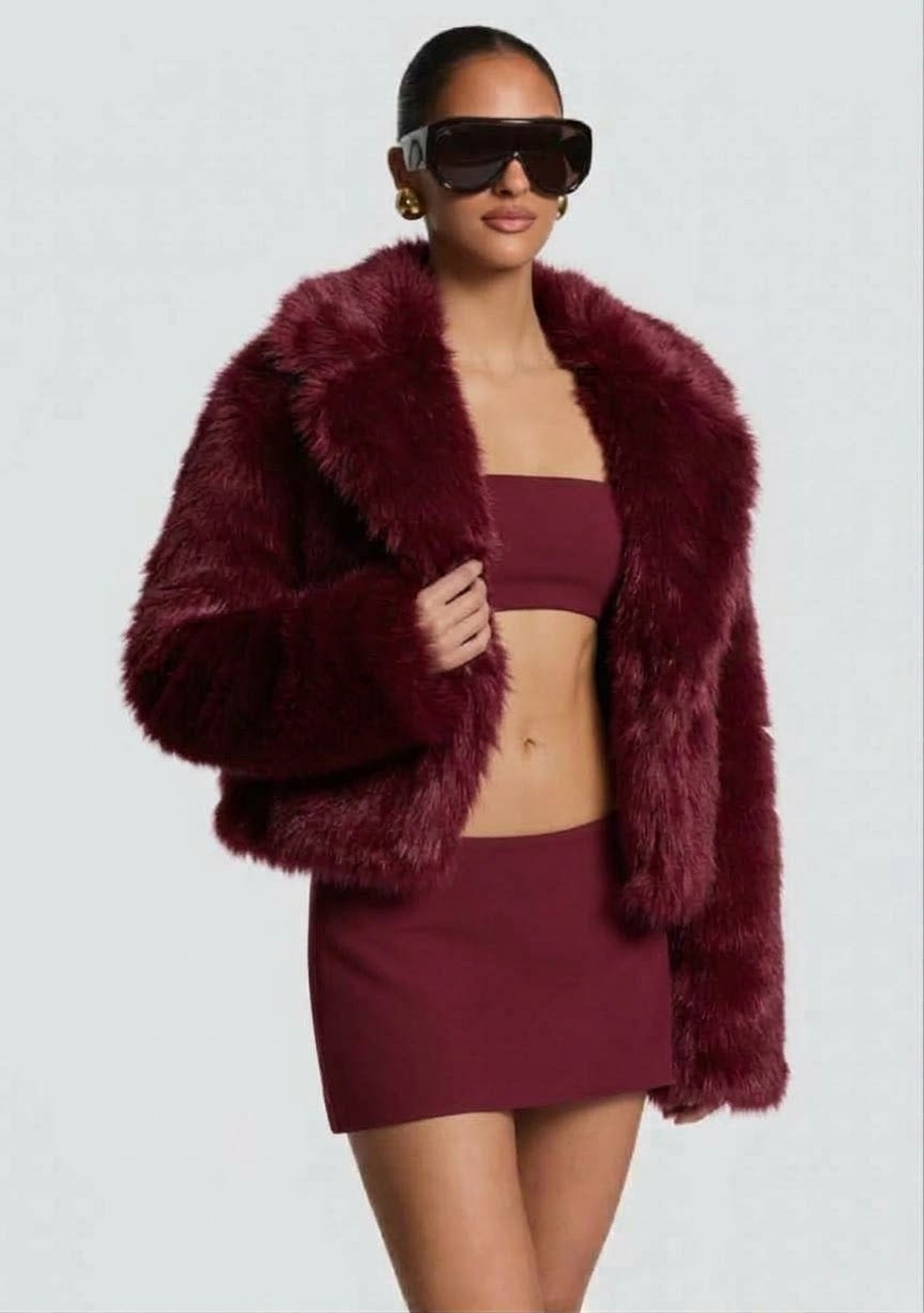 Giacca Crop in Ecopelliccia con Reverse Ampio in promozione.Morbidezza avvolgente e stile audace: il capospalla crop che trasforma ogni look serale in una dichiarazione di moda.