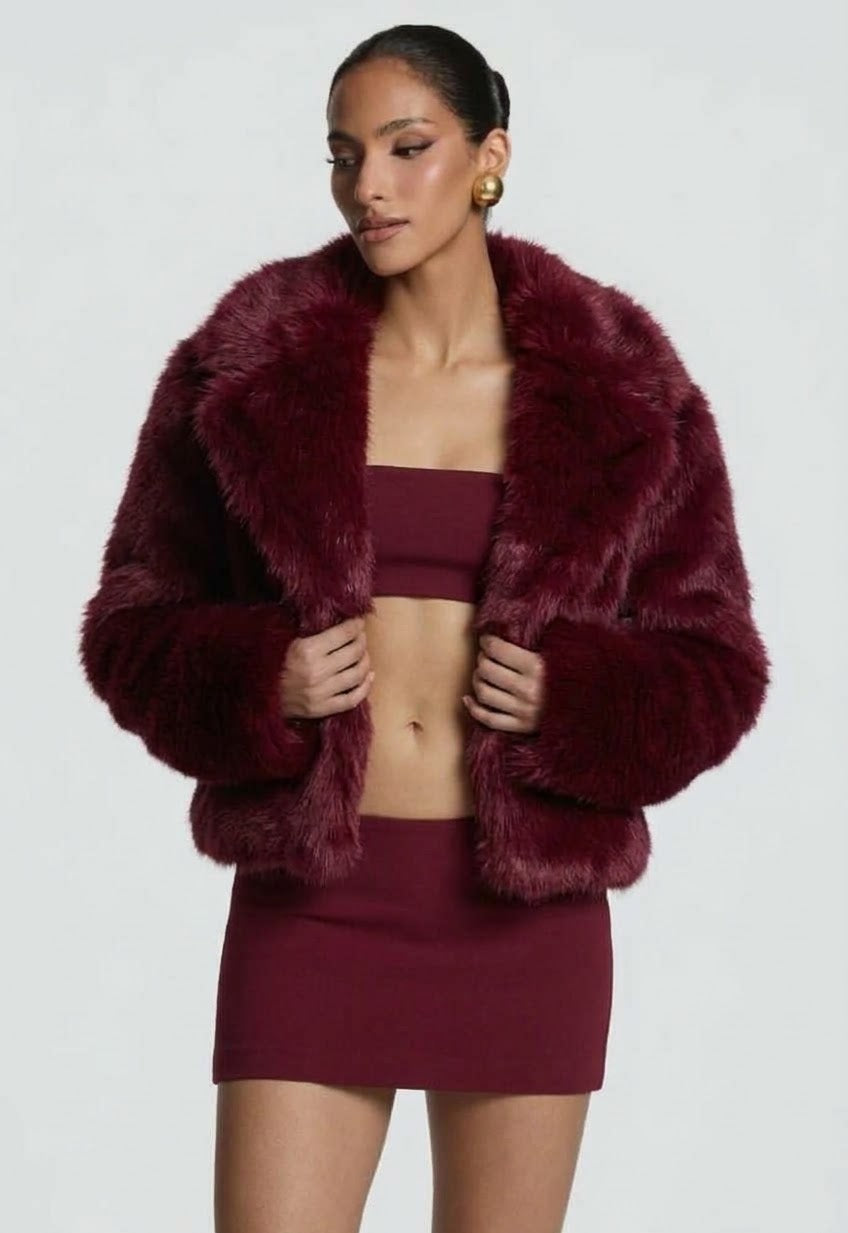 Giacca Crop in Ecopelliccia con Reverse Ampio in promozione.Morbidezza avvolgente e stile audace: il capospalla crop che trasforma ogni look serale in una dichiarazione di moda.